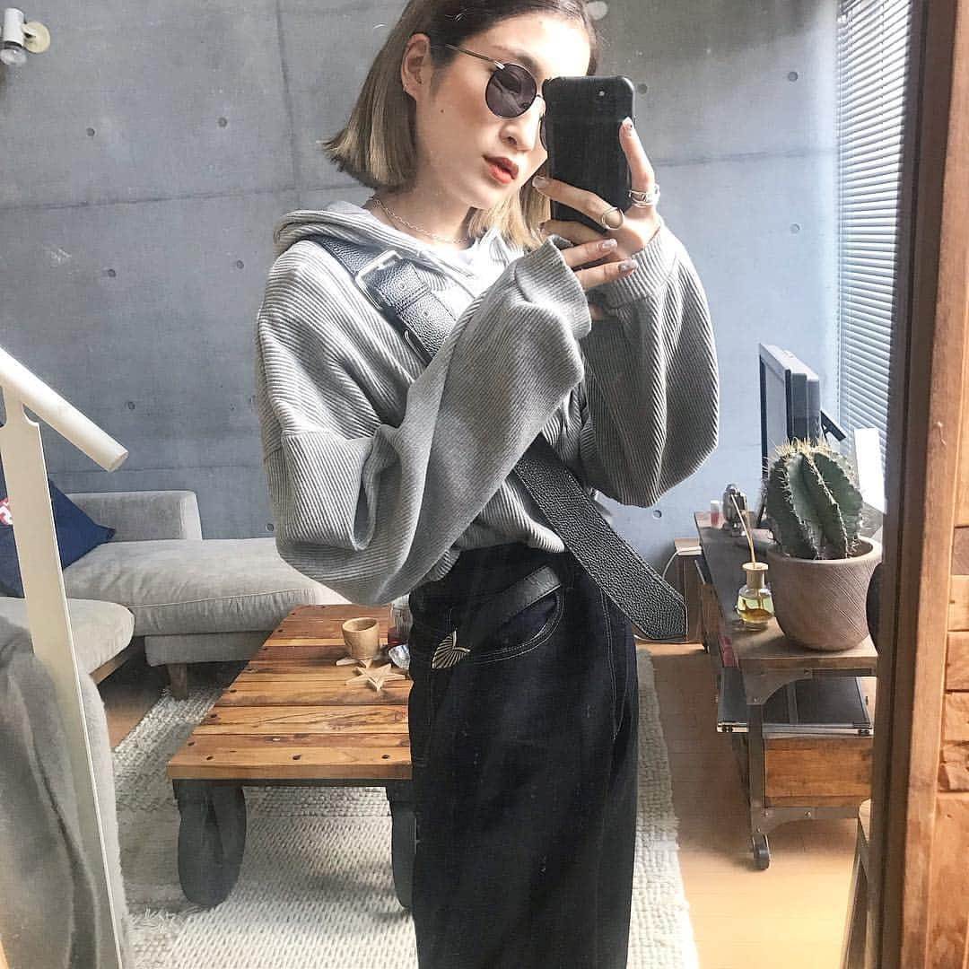 のインスタグラム：「. お部屋ごちゃごちゃ🤫これだけで外でたら震えてすぐアウター取りに戻った💭 @flugge_official Rib parkaとindigo HW Denim👖ベルトもだ！全部発売中です✌︎Bagは @beep_ss ✔︎ POP UPまであと10日🥺ワクワクとオエオエの繰り返しで感情忙しい🕴🕴 .  #flugge#flugge_official #fluggesnap #ootd#outfit#fashion#instafashion#ig#casual#coordinate#code#me#beep#今日の服#今日のコーデ#今日のコーディネート#コーディネート#カジュアル#ファッション#カジュアルコーデ」