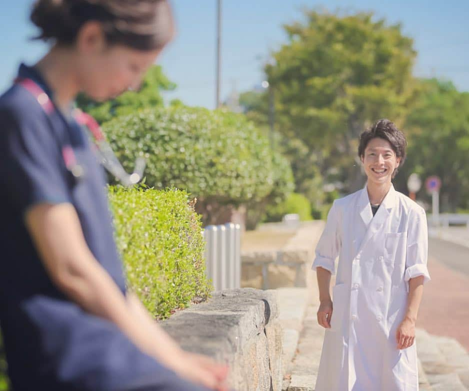 プレ花嫁の結婚式準備アプリ♡ -ウェディングニュースさんのインスタグラム写真 - (プレ花嫁の結婚式準備アプリ♡ -ウェディングニュースInstagram)「出会いを再現した、職場で前撮りがとっても素敵⭐️✨ * より一層思い出に残る #ウェディングフォト 💕 * * こちらのお写真は #フォトグラファー の @masashi_bumpdesign さんからリグラムさせていただきました😊 * #ウェディングニュース のタグにお写真を投稿してくださり、ありがとうございました💓✨ * * お医者さんと看護師さんのおふたり😊💕出会いの場所である、職場でのウェディングフォトがとってもすてき💕 * 出会いや思い出を再現したフォトはふたりの歴史をあたらめて写真に残すことができるのでとても魅力的ですよね😄✨ * 慣れ親しんだ場所や服装は自然な笑顔や表情になれるのでオススメですよ💕 * * おふたりならではの場所やポージングでのウェディングフォト🤗💕ぜひ参考にしてみてくださいね✨ * * * * ＼📷投稿お待ちしています／ * 花嫁はもちろん、業者さんも大歓迎✨ アナタのお写真をご紹介してもOKという方は、ぜひ #ウェディングニュース にお写真を投稿してください💕 * * ⬇︎関連アカウント⬇︎ * 💒式場検索 【 @weddingnews_concierge 】 👰マイレポ花嫁 【 @weddingnews_brides 】 * * その他、編集部からの連絡専用 @weddingnews_contact や、スタッフ個人の連絡用として @WN_xxxx（xxxは個人名）があります💕 * ………………………………………… ❤️WeddingNewsとは？ * * 花嫁のリアルな”声”から生まれた 花嫁支持率No1✨スマホアプリです📱💕 * * 🌸知りたい… #結婚式準備 に役立つ記事を毎日150件配信中♩ * 🌸見たい… インスタの #ウェディング 系投稿TOP100が毎日チェックできる＊IG画像の複数ワード検索も可♩ * 🌸叶えたい… #結婚式 関連の予約サイトが大集合♩ * 🌸伝えたい… 自分の結婚式レポ『マイレポ』が簡単に作れる♩先輩花嫁のレポが読める♩ * * @weddingnews_editor のURLからDLしてね✨ * * * #花嫁 #ウエディング #プレ花嫁 #プレ花嫁準備 #結婚  #前撮り #2019秋婚 #エンゲージメントフォト #フォトウェディング #婚約 #入籍 #プロポーズ #結婚指輪 #日本中のプレ花嫁さんと繋がりたい #カップル #マリッジリング #新郎新婦 #恋愛 #思い出 #卒花嫁 #ロケーションフォト #ワーキング花嫁」4月2日 21時03分 - weddingnews_editor