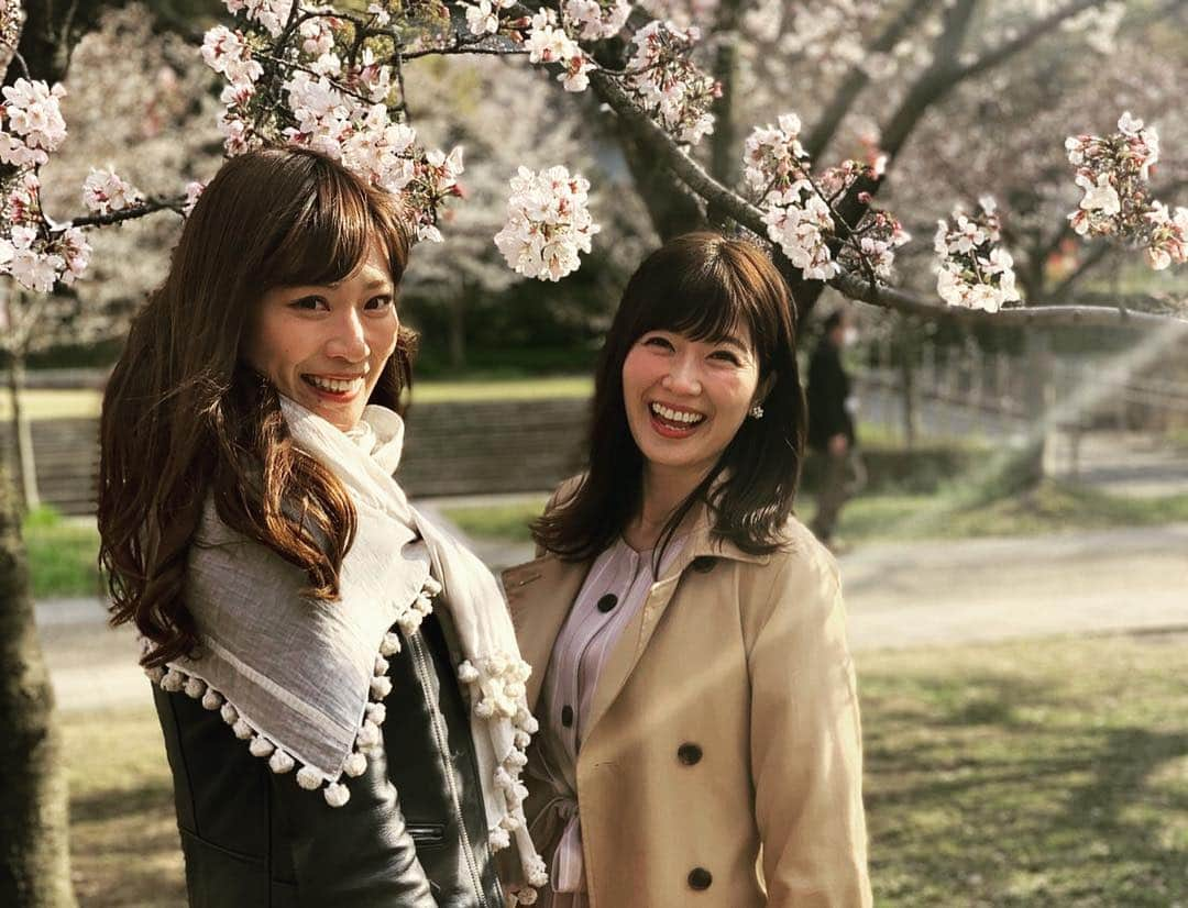 山本愛子さんのインスタグラム写真 - (山本愛子Instagram)「昨日は、久しぶりに四人揃ったのでお花見に🌸🌸❤️ 雨が降ったりやんだりの不安定なお天気でしたが、バドミントンもできたし存分に楽しみました❤️ このメンバーでいるといつも本当に笑いっぱなしで、笑い疲れるくらい笑  楽しい一日でした✨  #関西 #UMAJO #お花見」4月2日 21時03分 - aikoyade1219