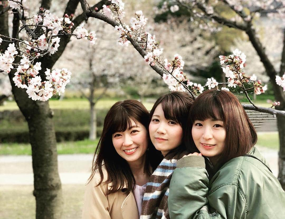 山本愛子さんのインスタグラム写真 - (山本愛子Instagram)「昨日は、久しぶりに四人揃ったのでお花見に🌸🌸❤️ 雨が降ったりやんだりの不安定なお天気でしたが、バドミントンもできたし存分に楽しみました❤️ このメンバーでいるといつも本当に笑いっぱなしで、笑い疲れるくらい笑  楽しい一日でした✨  #関西 #UMAJO #お花見」4月2日 21時03分 - aikoyade1219