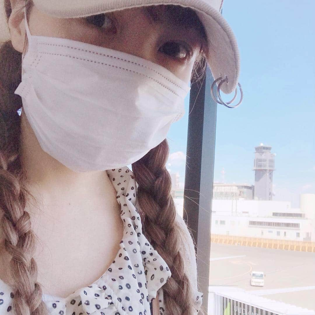 黒崎真音さんのインスタグラム写真 - (黒崎真音Instagram)「寒いねえ  2日間海外に勉強に行ってました◎  ボイトレ受けたり、ライブを見たり..音楽に触れた2日間  アルバムの制作中だから今行きたい！と思って、突発的に行ったけど、すごーく刺激になりました  行ってよかったです  改めて英語勉強したいなぁと思いました  いろいろ初めてなことかまいっぱいだったけどなんとかなったので、そは自信になった気がするよ  さー！Beloved  Oneへ  作業がんばろー！  I went abroad.  My purpose is to study songs. It was my first one trip.  It was so exciting & good experience! Okay, let's go. To "Beloved One". #黒崎真音 #1人海外 #どうにかなりました #ボイトレ #voicetraining #study #singing #歌が上手くなりたい  #BelovedOne」4月2日 21時04分 - maonkurosaki922