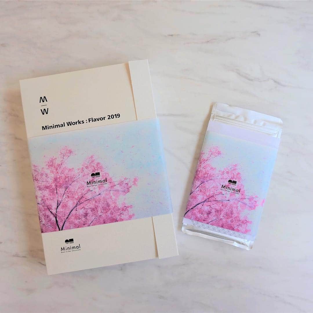 のインスタグラム：「. . 新年度が始まりました。 4月は出会いと別れの季節ですね。挨拶や感謝を伝える春のギフトに、こだわりのチョコレートはいかがでしょうか？ . 多くの方にお配りする「クラフトチョコレートクッキー」、お世話になった方に「Minimal Works」など、様々なシチュエーションに合った商品をご用意しています。 . 贈り相手やご予算に合わせ、商品やラッピングをご提案させていただきますので、ぜひお気軽にスタッフまでご相談ください。 . 春限定の桜ラッピングは全店舗＆WEBで無料でご用意しています。春ギフトにどうぞご利用ください。 . . #MinimalChocolate #MinimalBeanToBarChocolate #BeanToBar #BeanToBarChocolate #craftchocolate #tomigaya #ミニマルチョコレート #ミニマルビーントゥバーチョコレート #ビーントゥバー #板チョコレート #クラフトチョコレート #シングルオリジンチョコレート #カカオ #富ヶ谷 #奥渋 #奥渋谷 #代々木八幡 #cacao #チョコレート専門店」