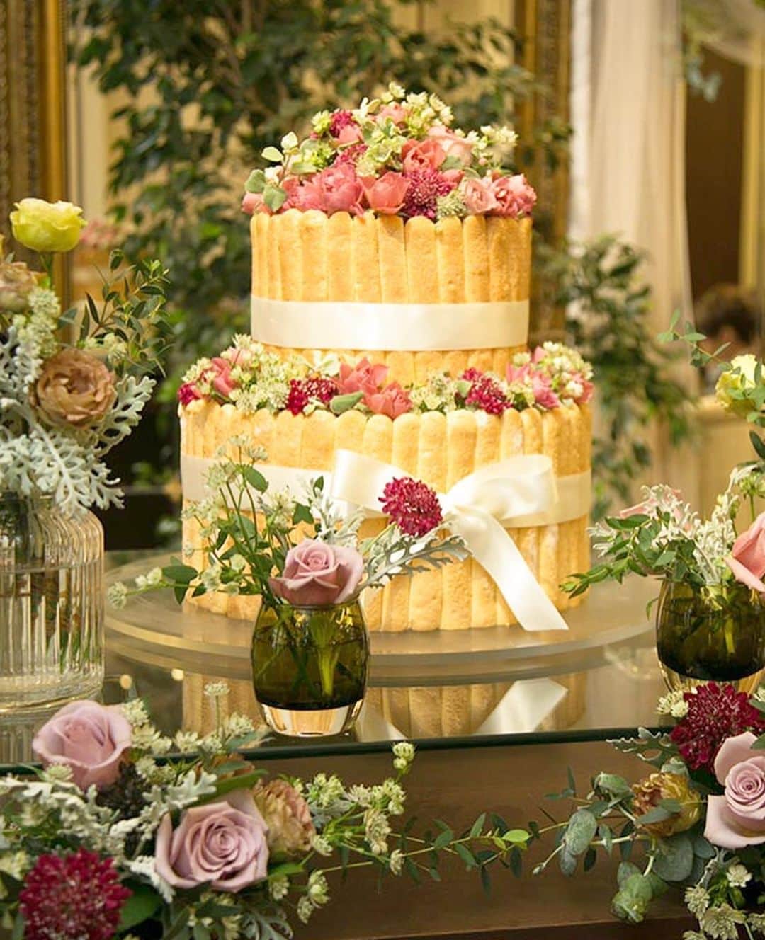 ベストブライダル公式さんのインスタグラム写真 - (ベストブライダル公式Instagram)「@bestbridal.jp 💒 ベストブライダルの花嫁さんは #ベストブライダル花嫁 #BB花嫁 にお写真を投稿してください♩ . . 甘いピンクが可愛い💗スイートな雰囲気の #ウェディングケーキ ５選🌟 . . 淡いピンクのデコレーションと、トップのお花🌷が華やかでとっても可愛いこちらのケーキは、#卒花嫁 の @k.n_wedding0228 さんのウェディングケーキです🍰🎶 . フェミニンなケーキとガラスの靴を一緒に飾ってみると、ケーキはたちまちプリンセスのドレスに大変身👗🌟 . シンデレラ城のシルエットをしたチョコレートが、さらにポイントとなっていて素敵ですよね❣️ . なんとHAPPYWEDDINGとお名前のメッセージが入ったすぐ隣りには、小さなミッキーシェイプが付いてるんですよ💕 . この他にもスイートで可愛いウェディングケーキをご紹介していますので、スワイプして是非チェックしてみてくださいね✨ . . ＼ウェディングフォト募集中❤️／ . 当アカウントでリグラムOKなベストブライダルの卒花嫁orプレ花嫁の皆様は、 #ベストブライダル花嫁 もしくは  #BB花嫁 のハッシュタグをつけて投稿をお願いします💕 . . ※BB花嫁に投稿があったお写真をリグラムする際は個別にご連絡は行っておりません🙇予めご了承ください＊* . . ＝＝＝＝＝＝＝＝＝＝＝＝ 💒ベストブライダルとは？ ＝＝＝＝＝＝＝＝＝＝＝＝ . ＊アートグレイス ＊セントグレース ＊アプローズスクエア ＊ストリングス ＊アフロディテ . など、全国（東京、横浜、浦安、千葉、仙台、名古屋、大阪、京都）でゲストハウスを運営し、多くのお客様の人生の節目となるウエディングを手がけています💕 . また、多くのお客様にお帰りいただけるレストラン、ホテルもご用意しています🍴 . . 💒【各会場のアカウントについて】 私たちの会場は @bestbridal.jp のフォロ一覧からご覧頂けます✨ . 💐【ブライダルフェアの予約について】 各会場のアカウントのプロフィールURL🔗にある会場HPからご予約いただけます✨ . . ＝＝＝＝＝＝＝＝＝＝＝＝ 💗たくさんの、LOVEを届けよう ＝＝＝＝＝＝＝＝＝＝＝＝ . #たくlove 私たちのブランドスローガンは「たくさんの、LOVEを届けよう」💕 . お客様との出会いは、一生における祝福の瞬間を祝う、始まりです。 . 私たちはお客様との出会いを大切に、おふたりの人生を祝福し続ける存在でありたいと考えています🕊 . ベストブライダルは、世の中で1番、たくさんのLOVEが届く瞬間をお祝いする企業を目指します♡ . . . #結婚式 #花嫁 #プレ花嫁 #卒花嫁 #結婚式準備 #ウェディング #ウエディング #ディズニーウェディング #日本中のプレ花嫁さんと繋がりたい  #婚約指輪 #プロポーズ #結婚式レポ  #2019冬婚 #2019秋婚 #2020春婚 #ウェディングケーキ #ウェディングフォト #プレ花嫁準備  #ケーキ #ウエディングケーキ #プレ花嫁さんと繋がりたい」4月2日 21時11分 - bestbridal.jp