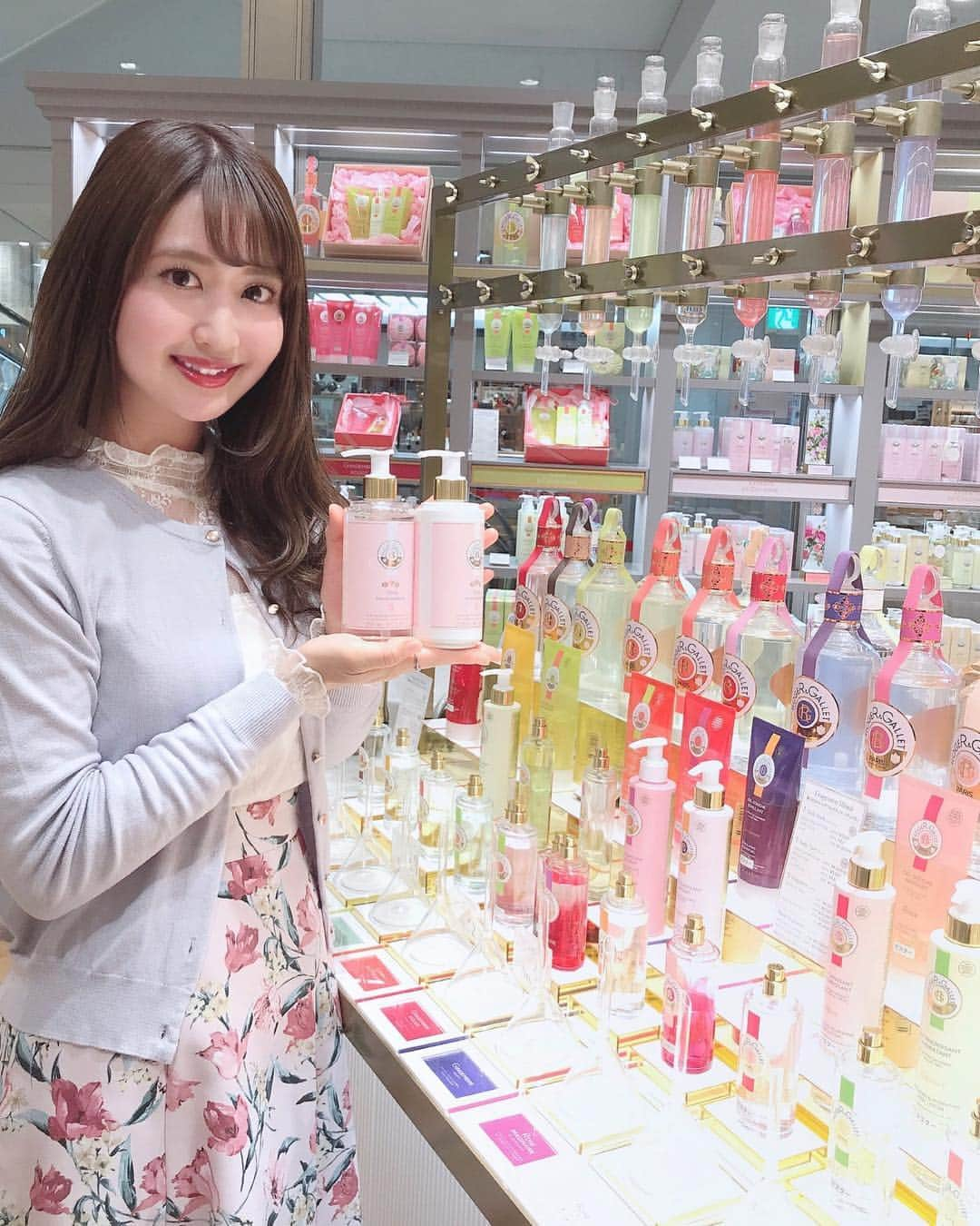 沢井里奈さんのインスタグラム写真 - (沢井里奈Instagram)「♡ . ROGER＆GALLET💐✨ . 4月5日(金)ロジェガレを代表する 「エクストレド コロン」シリーズから 待望のボディ製品が誕生🌹🌸 全国発売に先立ち、花々に彩られた フランス流のバスタイムが、 タカシマヤ ゲートタワーモールに 一週間限定で登場🛁🌿✨ . 名古屋は4月1日(月)からの先行発売で タカシマヤ ゲートタワーモールで ｢my me timeイベント｣が 開催されているということで 早速行って来ました☺️💓💓 . どれもいい香りで迷ったんですが ローズ ミニョヌリのコロン、 ボディーローション、シャワージェルを ゲットしました🧴🌼💕💕 薔薇の華やかな香りに とっても癒される、、🌹🌸 . #rogergallet #fragrance #body #colon #bathtime #mymetime #instagood #instagramjapan #japanesegirl #ロジェガレ #ロジェガレ名古屋 #エクストレドコロンシャワージェル #エクストコロンボディローション #ローズミリョヌリ #フレグランス #シャワージェル #コロン #ボディケア #新作コスメ」4月2日 21時19分 - sawairina