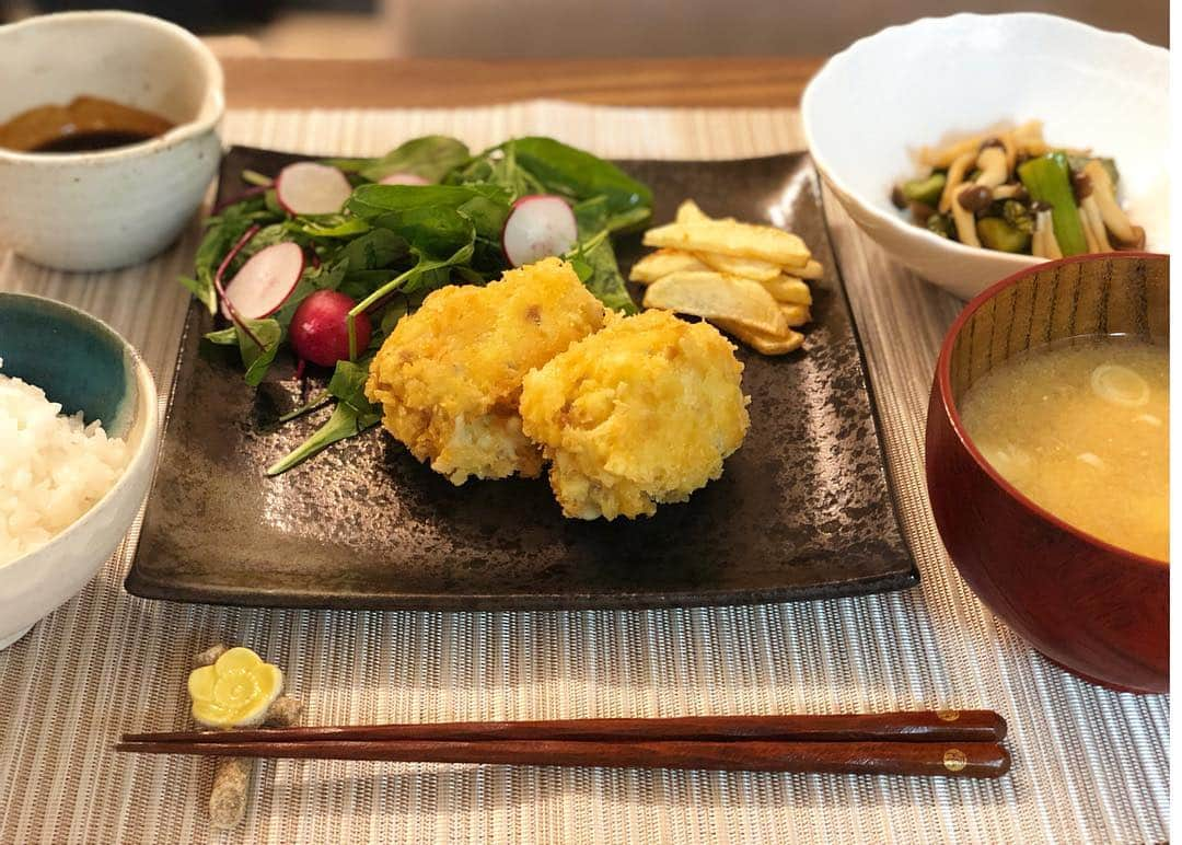 真飛聖さんのインスタグラム写真 - (真飛聖Instagram)「☺︎まとぶ飯☺︎夜ごはん🍚  チーズカツ。 〜大葉も挟んで〜  生パン粉 というのを使ったら 思いのほか大きくなってしまいました‥‥^^; 何か オススメのパン粉があったら ぜひ 教えてほしいです✨  揚げ物ついでに ポテトフライも🥔  アスパラとしめじ酒蒸し。 〜レンジでチンです〜  なめことお豆腐と白ネギのお味噌汁。 白ごはん。  本当〜は チーズカツ、 ある形になるはずだったのに  見た目 握りこぶしみたくなってしもた✊ リベンジ だ。  #まとぶ飯 #真飛聖」4月2日 21時11分 - sei_matobu