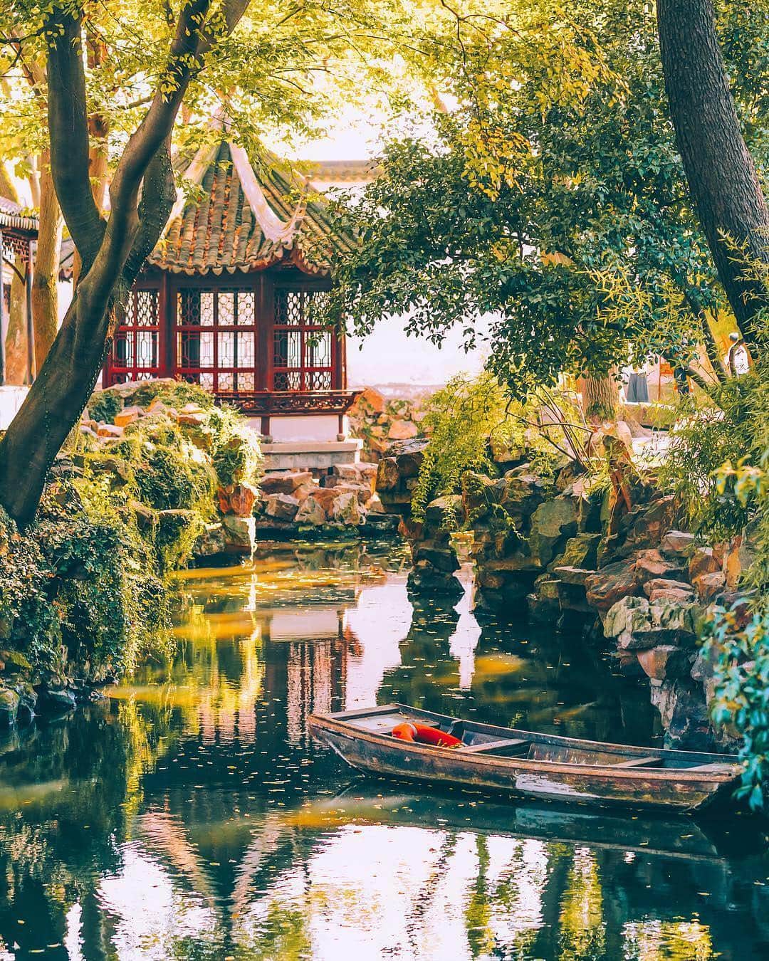 BEAUTIFUL DESTINATIONSさんのインスタグラム写真 - (BEAUTIFUL DESTINATIONSInstagram)「Need a place to tuck away and reflect on your travels? The nine Classical Gardens of Suzhou are amazingly peaceful outdoor spaces that have rightfully claimed their spot on UNESCO's World Heritage List. Have you had the chance to visit them yet? (📷: @mary_quincy 📍: Suzhou, Jiangsu)」4月2日 21時12分 - beautifuldestinations