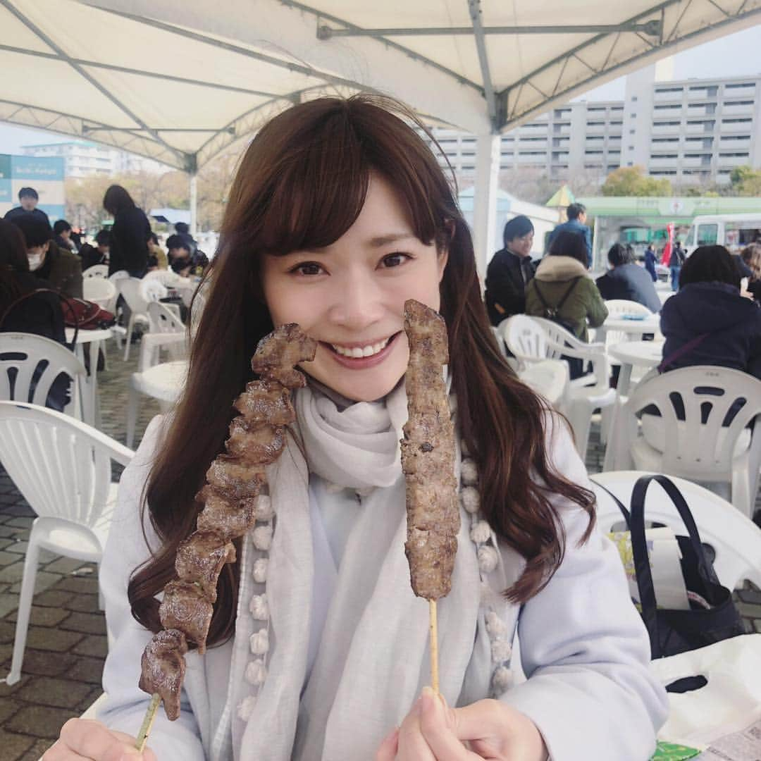 山本愛子さんのインスタグラム写真 - (山本愛子Instagram)「一昨日は、みかんちゃんと大阪杯♥ 久しぶりの阪神競馬場♥ 関西の競馬ファンの皆様にたくさんお声をかけていただいて嬉しかったです！ ありがとうございました(◍′◡‵◍) 二人ともキセキの単勝を買っていたので馬券は残念でしたが、アルアインの久しぶりの勝利、そして鞍上の北村友一騎手のG1初勝利の瞬間を生で見ることができ嬉しかったです！  おめでとうございます㊗！✨ #競馬場 #UMAJO #阪神競馬場 #大阪杯」4月2日 21時13分 - aikoyade1219