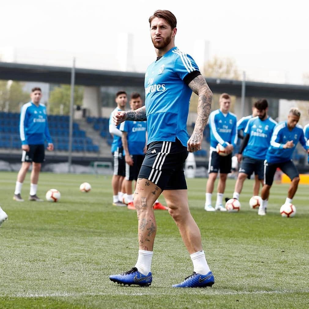 セルヒオ・ラモスさんのインスタグラム写真 - (セルヒオ・ラモスInstagram)「Listos para Mestalla. Partido siempre duro y bonito. ¡A por los 3⃣ puntos! Ready for Mestalla. Always a tough but enjoyable game. Let's go for the 3⃣ points! #HalaMadrid」4月2日 21時13分 - sergioramos