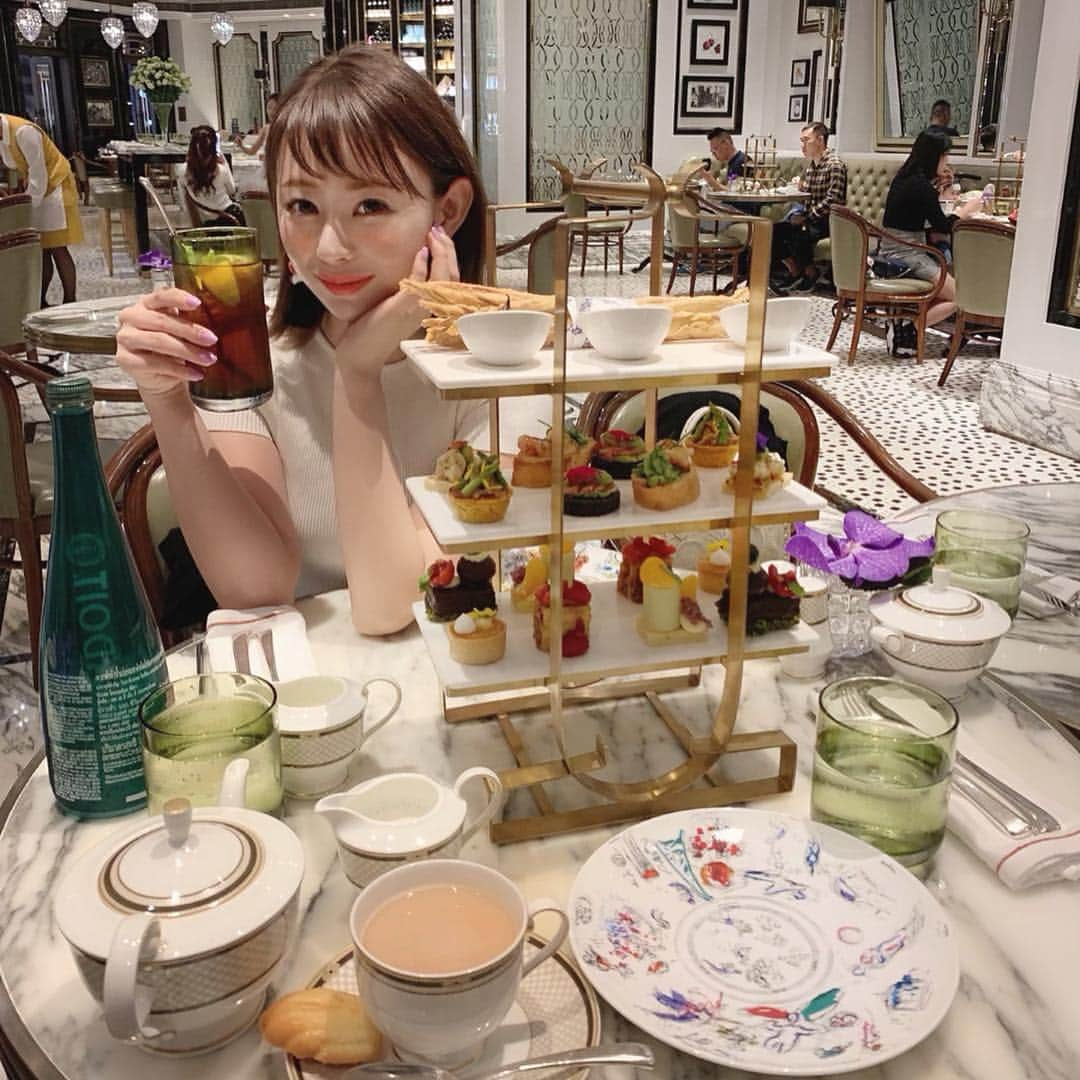 karen okajimaさんのインスタグラム写真 - (karen okajimaInstagram)「ㅤㅤㅤ  ㅤㅤㅤ  マカオのリッツカールトンカフェで アフタヌーンティー☕💕💕 めちゃくちゃ可愛いしおいしいからおすすめ😍😍 こちらもGALAXYの中にあって リッツカールトンマカオの中にあるよ💫 ㅤㅤㅤ #theritzcarltoncafe #ritzcarltonMacau #マカオ #Macau #マカオ旅行  #おかじ旅行記 #岡島かれん  #ギャラクシーマカオ #galaxymacau #グルメ岡島 #マカオカフェ #マカオアフタヌーンティー」4月2日 21時14分 - karenokajima0318