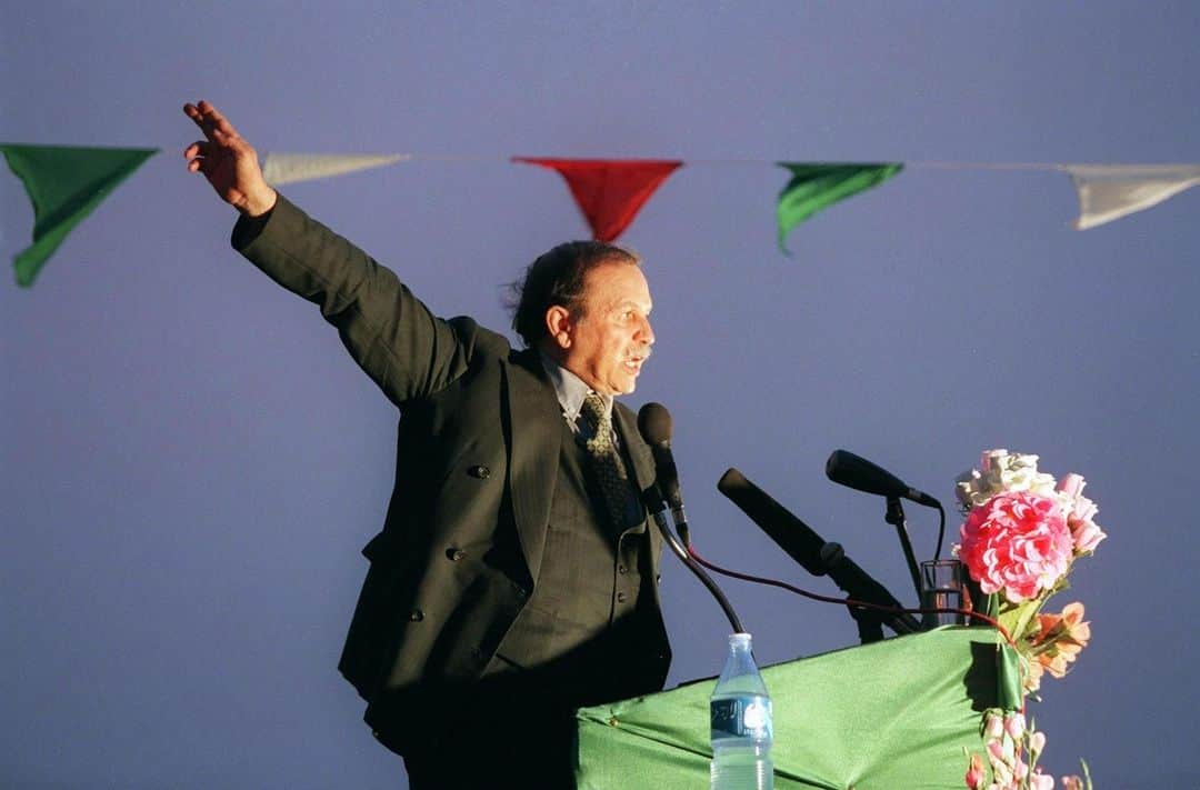 ルモンドさんのインスタグラム写真 - (ルモンドInstagram)「« Je suis l’Algérie tout entière », avait-il déclaré en 1999 en accédant pour la première fois au pouvoir. Les vingt années qui suivirent ne démentirent pas l’ambition de l’homme ni l’obsession du dirigeant. De tous les présidents algériens, Abdelaziz Bouteflika aura eu la plus grande longévité à la tête de la République algérienne démocratique et populaire. Une carrière à l’image de l’histoire du pays, tumultueuse. Retrouvez notre supplement « Bouteflika : la fin d'un règne » en lien dans notre bio. - Lors d’un meeting à Adrar, le 9 avril 1999, une semaine avant le premier tour de l’élection présidentielle, où il est élu avec 75 % des voix. Photo : Manoocher Deghati / AFP (@afpphoto)」4月2日 21時15分 - lemondefr