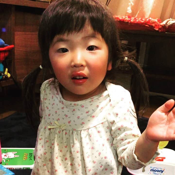 のインスタグラム：「ついにこの日がきた！娘の#なんでやねん デビュー🎉（笑） 今日は仕事中保育園から、娘の発熱での呼び出し電話に取れず、その5分後会社に連絡はいって、お迎え行ったら熱はあるもののピンピンしてる娘。 ただお熱があるだけで緊急でもないのに、たった5分で会社に連絡されるのも 早退のくせに未だ寝る気配なく元気な娘も こっちこそ、本気でなんでやねーん！！（笑） #娘2歳10ヶ月#初めてのなんでやねん」