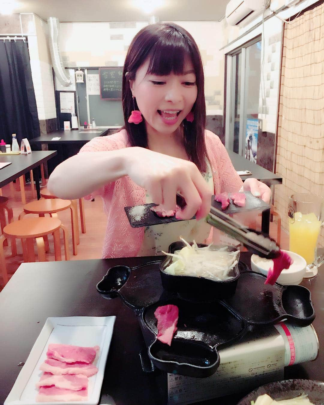 DJ MIYAさんのインスタグラム写真 - (DJ MIYAInstagram)「こんばんわぁっ☆彡今日は焼き肉day!!! 3月に五反田にオープンしたばかりの「鉄板焼肉 辨慶 （benkei）」に行ってきたよ♪❤️ .  辨慶ロースや、ブラックアンガスのカルビなど美味しいお肉を食べましたぁぁぁ♪❤️ . .  ここのお肉は、雪室熟成といって 新潟県魚沼にある雪室を使用していて、新潟県産の牛肉を熟成しています。 発注してから38日かかるのだとか。 . .  お肉ひとつひとつが濃い感じで、旨味がギューっとつまっているのー！🎀 . それに、自家製のお肉のタレもお味噌の甘辛い感じが最高だったー❤️ . 写真の鉄板は、南部鉄器を使用しています❤️ めっちゃめっちゃ美味しかった～～！！❤️ . .  五反田駅から3分くらいなので、皆さん行ってみてね☆彡  鉄板焼肉 辨慶 東京都品川区東五反田1-16-4 関根ビル 3F  #焼肉屋さん　#グルメ　#グルメブロガー　#五反田　#焼き肉 #五反田駅 #カルビ　#鉄板焼肉 #マシッソヨ　#焼肉好き  #ロース　#辨慶 #食べるの好き　#フィットネス女子　#お肉好き #今日の夕飯　#インスタグラマー　#インフルエンサー　#飯テロ #旅インスタグラマー　#女子会コーデ　#今日のファッション #山の手線　#目黒区 #雪室 #目黒川 #五反田グルメ #和牛」4月2日 21時27分 - dj_miya