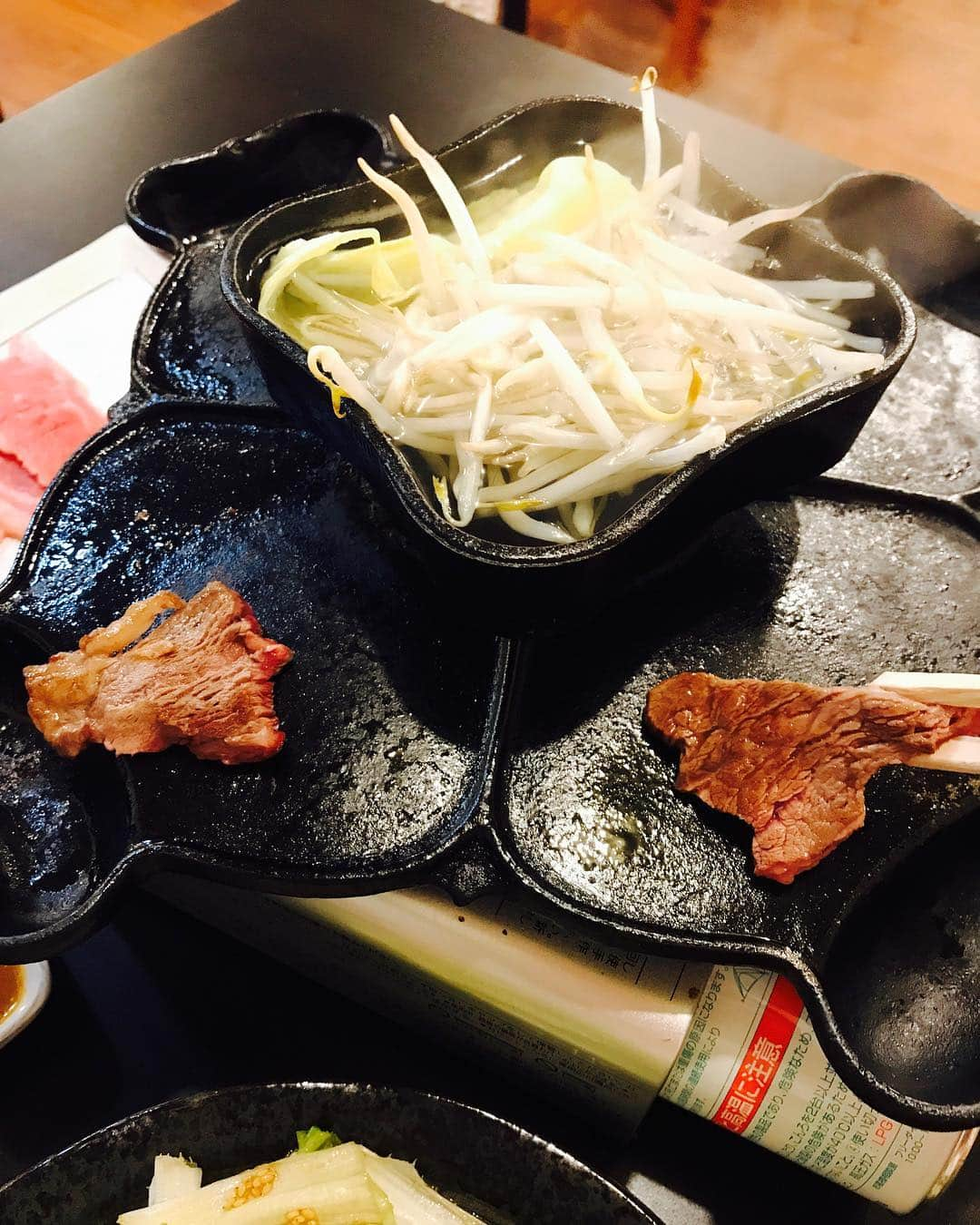 DJ MIYAさんのインスタグラム写真 - (DJ MIYAInstagram)「こんばんわぁっ☆彡今日は焼き肉day!!! 3月に五反田にオープンしたばかりの「鉄板焼肉 辨慶 （benkei）」に行ってきたよ♪❤️ .  辨慶ロースや、ブラックアンガスのカルビなど美味しいお肉を食べましたぁぁぁ♪❤️ . .  ここのお肉は、雪室熟成といって 新潟県魚沼にある雪室を使用していて、新潟県産の牛肉を熟成しています。 発注してから38日かかるのだとか。 . .  お肉ひとつひとつが濃い感じで、旨味がギューっとつまっているのー！🎀 . それに、自家製のお肉のタレもお味噌の甘辛い感じが最高だったー❤️ . 写真の鉄板は、南部鉄器を使用しています❤️ めっちゃめっちゃ美味しかった～～！！❤️ . .  五反田駅から3分くらいなので、皆さん行ってみてね☆彡  鉄板焼肉 辨慶 東京都品川区東五反田1-16-4 関根ビル 3F  #焼肉屋さん　#グルメ　#グルメブロガー　#五反田　#焼き肉 #五反田駅 #カルビ　#鉄板焼肉 #マシッソヨ　#焼肉好き  #ロース　#辨慶 #食べるの好き　#フィットネス女子　#お肉好き #今日の夕飯　#インスタグラマー　#インフルエンサー　#飯テロ #旅インスタグラマー　#女子会コーデ　#今日のファッション #山の手線　#目黒区 #雪室 #目黒川 #五反田グルメ #和牛」4月2日 21時27分 - dj_miya