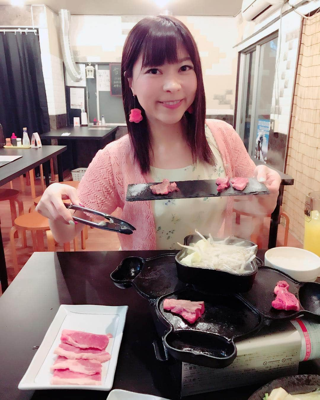 DJ MIYAさんのインスタグラム写真 - (DJ MIYAInstagram)「こんばんわぁっ☆彡今日は焼き肉day!!! 3月に五反田にオープンしたばかりの「鉄板焼肉 辨慶 （benkei）」に行ってきたよ♪❤️ .  辨慶ロースや、ブラックアンガスのカルビなど美味しいお肉を食べましたぁぁぁ♪❤️ . .  ここのお肉は、雪室熟成といって 新潟県魚沼にある雪室を使用していて、新潟県産の牛肉を熟成しています。 発注してから38日かかるのだとか。 . .  お肉ひとつひとつが濃い感じで、旨味がギューっとつまっているのー！🎀 . それに、自家製のお肉のタレもお味噌の甘辛い感じが最高だったー❤️ . 写真の鉄板は、南部鉄器を使用しています❤️ めっちゃめっちゃ美味しかった～～！！❤️ . .  五反田駅から3分くらいなので、皆さん行ってみてね☆彡  鉄板焼肉 辨慶 東京都品川区東五反田1-16-4 関根ビル 3F  #焼肉屋さん　#グルメ　#グルメブロガー　#五反田　#焼き肉 #五反田駅 #カルビ　#鉄板焼肉 #マシッソヨ　#焼肉好き  #ロース　#辨慶 #食べるの好き　#フィットネス女子　#お肉好き #今日の夕飯　#インスタグラマー　#インフルエンサー　#飯テロ #旅インスタグラマー　#女子会コーデ　#今日のファッション #山の手線　#目黒区 #雪室 #目黒川 #五反田グルメ #和牛」4月2日 21時27分 - dj_miya