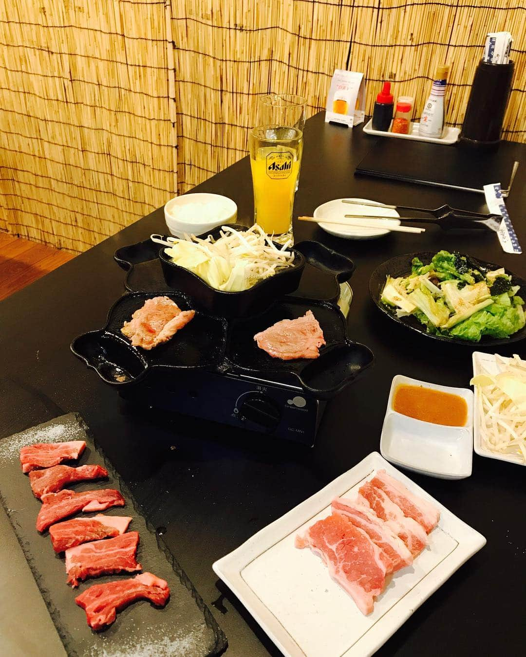 DJ MIYAさんのインスタグラム写真 - (DJ MIYAInstagram)「こんばんわぁっ☆彡今日は焼き肉day!!! 3月に五反田にオープンしたばかりの「鉄板焼肉 辨慶 （benkei）」に行ってきたよ♪❤️ .  辨慶ロースや、ブラックアンガスのカルビなど美味しいお肉を食べましたぁぁぁ♪❤️ . .  ここのお肉は、雪室熟成といって 新潟県魚沼にある雪室を使用していて、新潟県産の牛肉を熟成しています。 発注してから38日かかるのだとか。 . .  お肉ひとつひとつが濃い感じで、旨味がギューっとつまっているのー！🎀 . それに、自家製のお肉のタレもお味噌の甘辛い感じが最高だったー❤️ . 写真の鉄板は、南部鉄器を使用しています❤️ めっちゃめっちゃ美味しかった～～！！❤️ . .  五反田駅から3分くらいなので、皆さん行ってみてね☆彡  鉄板焼肉 辨慶 東京都品川区東五反田1-16-4 関根ビル 3F  #焼肉屋さん　#グルメ　#グルメブロガー　#五反田　#焼き肉 #五反田駅 #カルビ　#鉄板焼肉 #マシッソヨ　#焼肉好き  #ロース　#辨慶 #食べるの好き　#フィットネス女子　#お肉好き #今日の夕飯　#インスタグラマー　#インフルエンサー　#飯テロ #旅インスタグラマー　#女子会コーデ　#今日のファッション #山の手線　#目黒区 #雪室 #目黒川 #五反田グルメ #和牛」4月2日 21時27分 - dj_miya