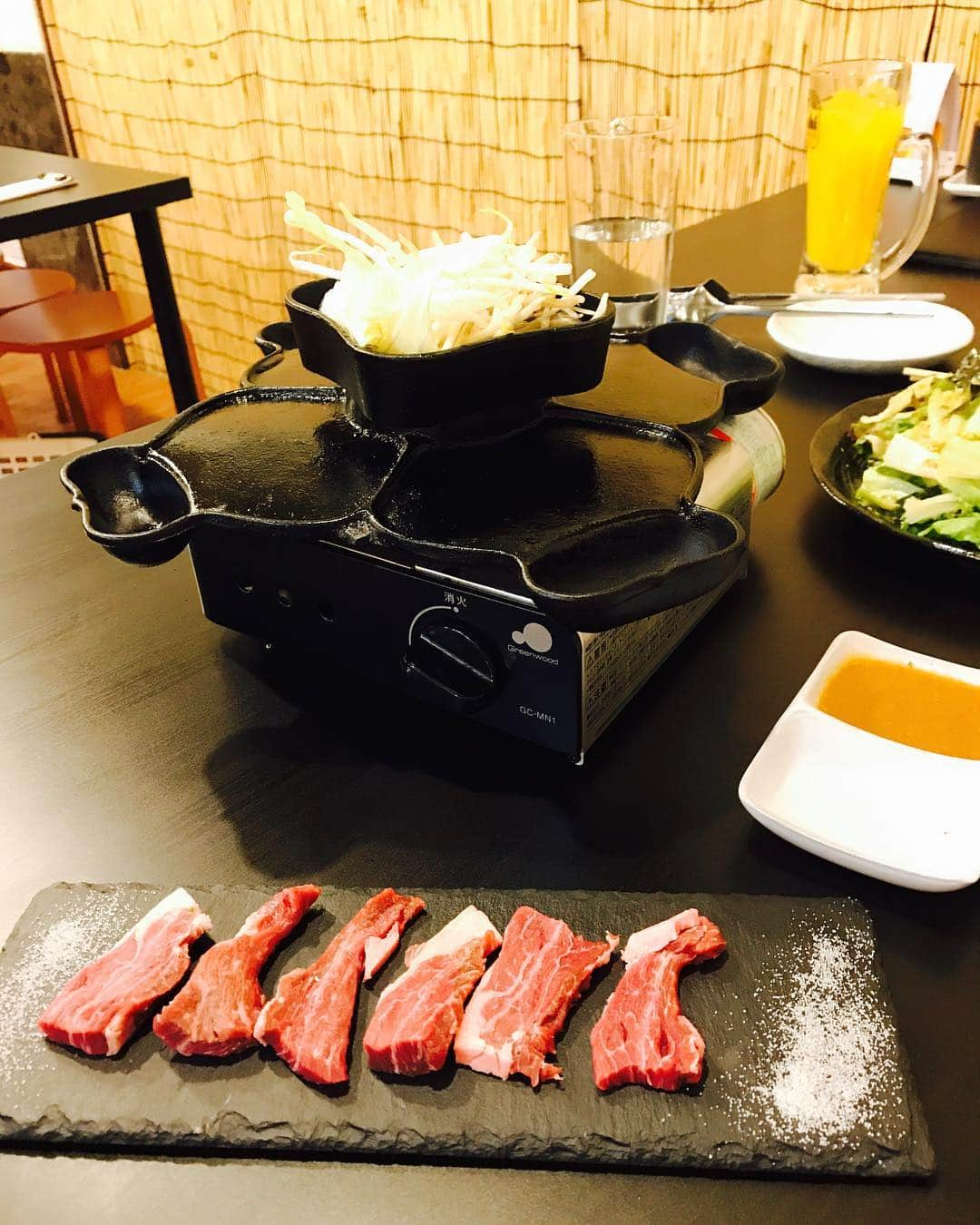 DJ MIYAさんのインスタグラム写真 - (DJ MIYAInstagram)「こんばんわぁっ☆彡今日は焼き肉day!!! 3月に五反田にオープンしたばかりの「鉄板焼肉 辨慶 （benkei）」に行ってきたよ♪❤️ .  辨慶ロースや、ブラックアンガスのカルビなど美味しいお肉を食べましたぁぁぁ♪❤️ . .  ここのお肉は、雪室熟成といって 新潟県魚沼にある雪室を使用していて、新潟県産の牛肉を熟成しています。 発注してから38日かかるのだとか。 . .  お肉ひとつひとつが濃い感じで、旨味がギューっとつまっているのー！🎀 . それに、自家製のお肉のタレもお味噌の甘辛い感じが最高だったー❤️ . 写真の鉄板は、南部鉄器を使用しています❤️ めっちゃめっちゃ美味しかった～～！！❤️ . .  五反田駅から3分くらいなので、皆さん行ってみてね☆彡  鉄板焼肉 辨慶 東京都品川区東五反田1-16-4 関根ビル 3F  #焼肉屋さん　#グルメ　#グルメブロガー　#五反田　#焼き肉 #五反田駅 #カルビ　#鉄板焼肉 #マシッソヨ　#焼肉好き  #ロース　#辨慶 #食べるの好き　#フィットネス女子　#お肉好き #今日の夕飯　#インスタグラマー　#インフルエンサー　#飯テロ #旅インスタグラマー　#女子会コーデ　#今日のファッション #山の手線　#目黒区 #雪室 #目黒川 #五反田グルメ #和牛」4月2日 21時27分 - dj_miya