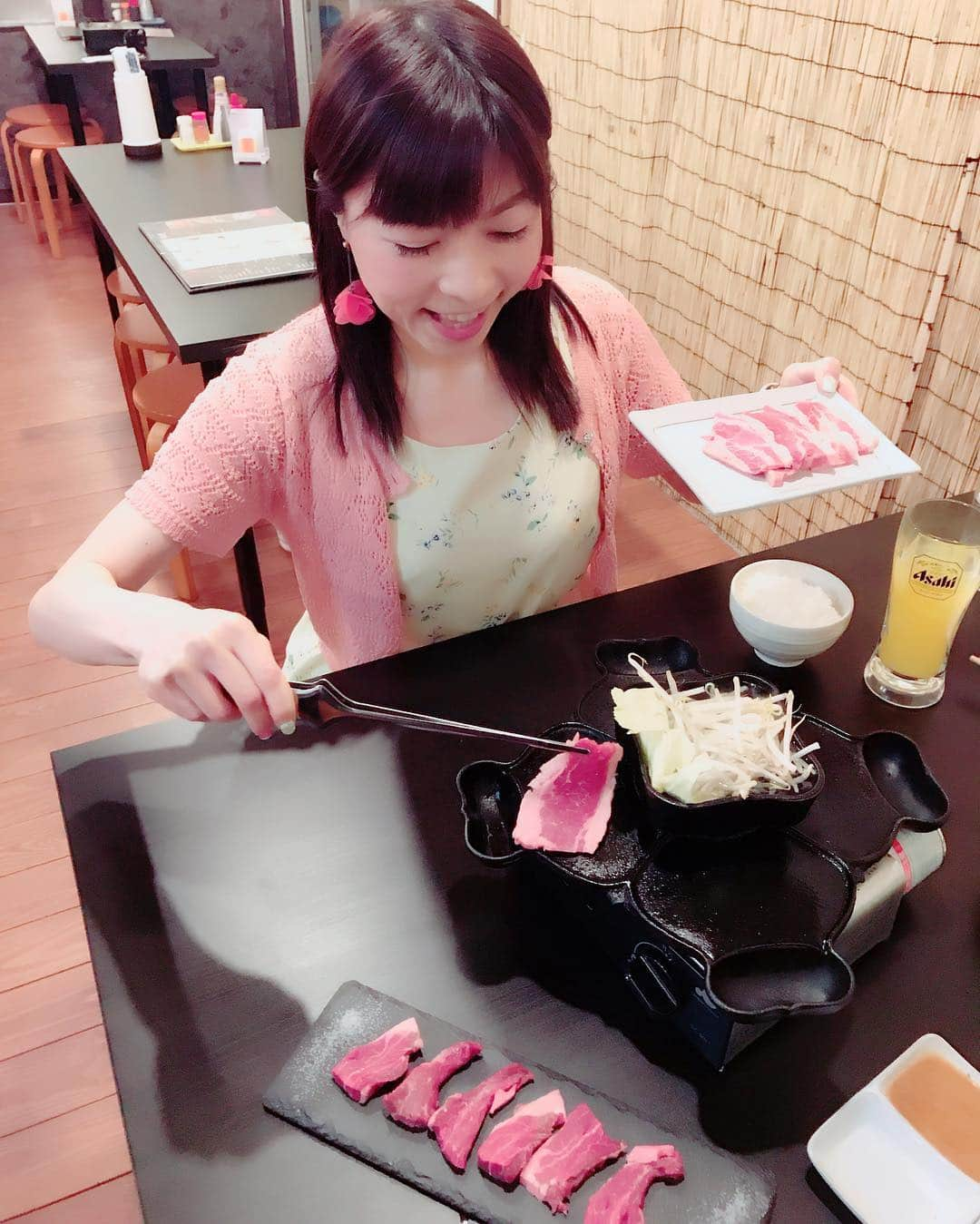 DJ MIYAさんのインスタグラム写真 - (DJ MIYAInstagram)「こんばんわぁっ☆彡今日は焼き肉day!!! 3月に五反田にオープンしたばかりの「鉄板焼肉 辨慶 （benkei）」に行ってきたよ♪❤️ .  辨慶ロースや、ブラックアンガスのカルビなど美味しいお肉を食べましたぁぁぁ♪❤️ . .  ここのお肉は、雪室熟成といって 新潟県魚沼にある雪室を使用していて、新潟県産の牛肉を熟成しています。 発注してから38日かかるのだとか。 . .  お肉ひとつひとつが濃い感じで、旨味がギューっとつまっているのー！🎀 . それに、自家製のお肉のタレもお味噌の甘辛い感じが最高だったー❤️ . 写真の鉄板は、南部鉄器を使用しています❤️ めっちゃめっちゃ美味しかった～～！！❤️ . .  五反田駅から3分くらいなので、皆さん行ってみてね☆彡  鉄板焼肉 辨慶 東京都品川区東五反田1-16-4 関根ビル 3F  #焼肉屋さん　#グルメ　#グルメブロガー　#五反田　#焼き肉 #五反田駅 #カルビ　#鉄板焼肉 #マシッソヨ　#焼肉好き  #ロース　#辨慶 #食べるの好き　#フィットネス女子　#お肉好き #今日の夕飯　#インスタグラマー　#インフルエンサー　#飯テロ #旅インスタグラマー　#女子会コーデ　#今日のファッション #山の手線　#目黒区 #雪室 #目黒川 #五反田グルメ #和牛」4月2日 21時27分 - dj_miya