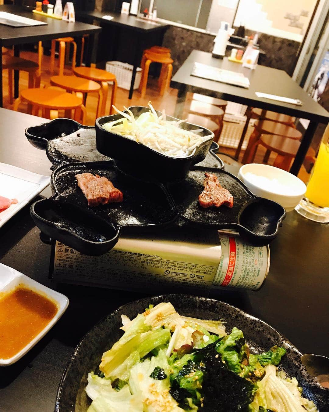 DJ MIYAさんのインスタグラム写真 - (DJ MIYAInstagram)「こんばんわぁっ☆彡今日は焼き肉day!!! 3月に五反田にオープンしたばかりの「鉄板焼肉 辨慶 （benkei）」に行ってきたよ♪❤️ .  辨慶ロースや、ブラックアンガスのカルビなど美味しいお肉を食べましたぁぁぁ♪❤️ . .  ここのお肉は、雪室熟成といって 新潟県魚沼にある雪室を使用していて、新潟県産の牛肉を熟成しています。 発注してから38日かかるのだとか。 . .  お肉ひとつひとつが濃い感じで、旨味がギューっとつまっているのー！🎀 . それに、自家製のお肉のタレもお味噌の甘辛い感じが最高だったー❤️ . 写真の鉄板は、南部鉄器を使用しています❤️ めっちゃめっちゃ美味しかった～～！！❤️ . .  五反田駅から3分くらいなので、皆さん行ってみてね☆彡  鉄板焼肉 辨慶 東京都品川区東五反田1-16-4 関根ビル 3F  #焼肉屋さん　#グルメ　#グルメブロガー　#五反田　#焼き肉 #五反田駅 #カルビ　#鉄板焼肉 #マシッソヨ　#焼肉好き  #ロース　#辨慶 #食べるの好き　#フィットネス女子　#お肉好き #今日の夕飯　#インスタグラマー　#インフルエンサー　#飯テロ #旅インスタグラマー　#女子会コーデ　#今日のファッション #山の手線　#目黒区 #雪室 #目黒川 #五反田グルメ #和牛」4月2日 21時27分 - dj_miya