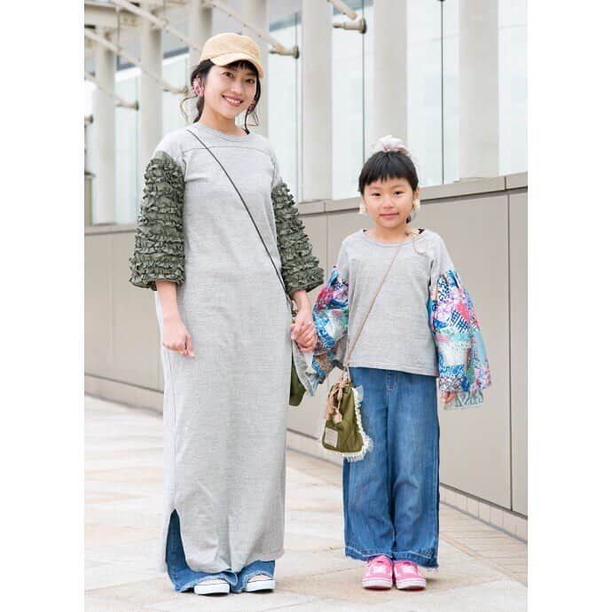 ハグマグ編集部さんのインスタグラム写真 - (ハグマグ編集部Instagram)「【HugMug SNAP】📙最新号「MAMA&KIDSみんなのリアルファッション」特集、発売中👩‍👧‍👦. . 袖デザインが目を引くワンピとカットソーをリンク。キッズはカラフルな柄に合わせて、足元にもピンクを注入。 . 七山谷裕子さん＆日胡ちゃん・8歳 . ［mama］ Onepiece：#gotohollywood Denim pants：#gu Cap：#mapilabo Bag：#iloiloclothing Sneaker：#vans . ［girl］ Cut&sewn：#gotohollywood Denim pants：#ciaopanictypy Chouchou：#3coins Bag：#iloiloclothing Sneaker：#vans . 詳しいコーディネートは、プロフィールから「mercidays by HugMug」をCHECK！ . #親子スナップ #snap #hugmug #ハグマグ #親子雑誌 #ママ雑誌 #mamacofashionsnap #ママファッション #ママコーデ #ママコーディネート #親子コーデ #おやこーで #リンクコーデ #親子リンクコーデ #大人カジュアル #今日のコーデ #kidsfashion #キッズコーデ #カラフルコーデ」4月2日 21時27分 - hugmug_insta