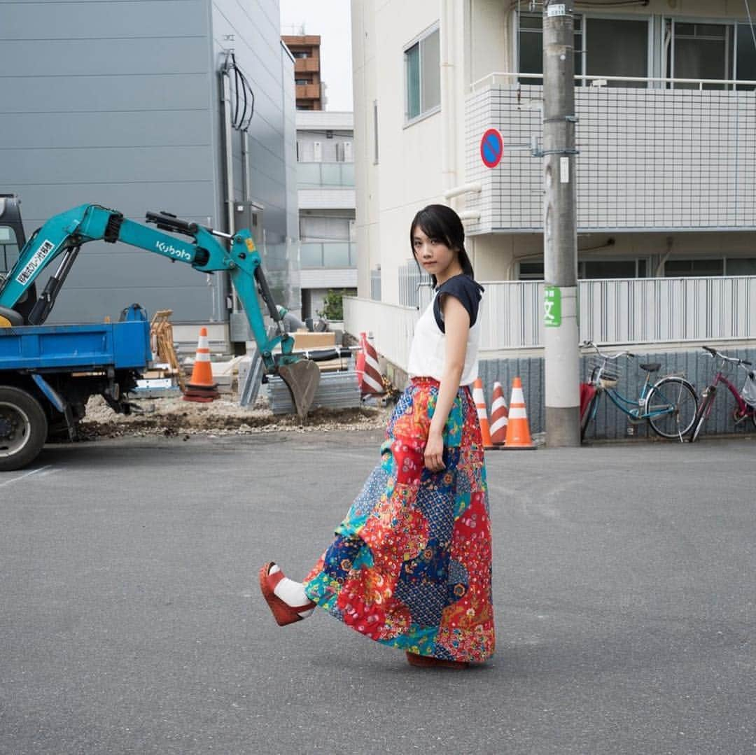 藤代冥砂さんのインスタグラム写真 - (藤代冥砂Instagram)「21　松本穂香さん  撮られることに前向きな人との仕事は、とても楽しい。しっかりと向き合ってくる姿勢に惹かれ、こちらもいつも以上の撮影となる。穂香さんとは二度目であり、それも最近のことだったから、なんとなく前回の続きのような雰囲気での撮影となった。まだ底を見せていない関係というのは、たとえ仕事であっても、その先が知りたくなる。穂香さんは、まだ彼女自身も知り得ていたない世界をたっぷり持っていると思う。そこへ躊躇なく歩んでいくひたむきさが好きです。  写真2枚  ファッション誌OCEANSでの女優連載も３０回で終了。しばしこの場をお借りして掲載カットと共に掲載順に振り返っています。  #松本穂香 #女優 #人物写真 #ポートレイト #藤代冥砂 #meisafujishiro #firstorder #oceans」4月2日 21時27分 - meisafujishiro