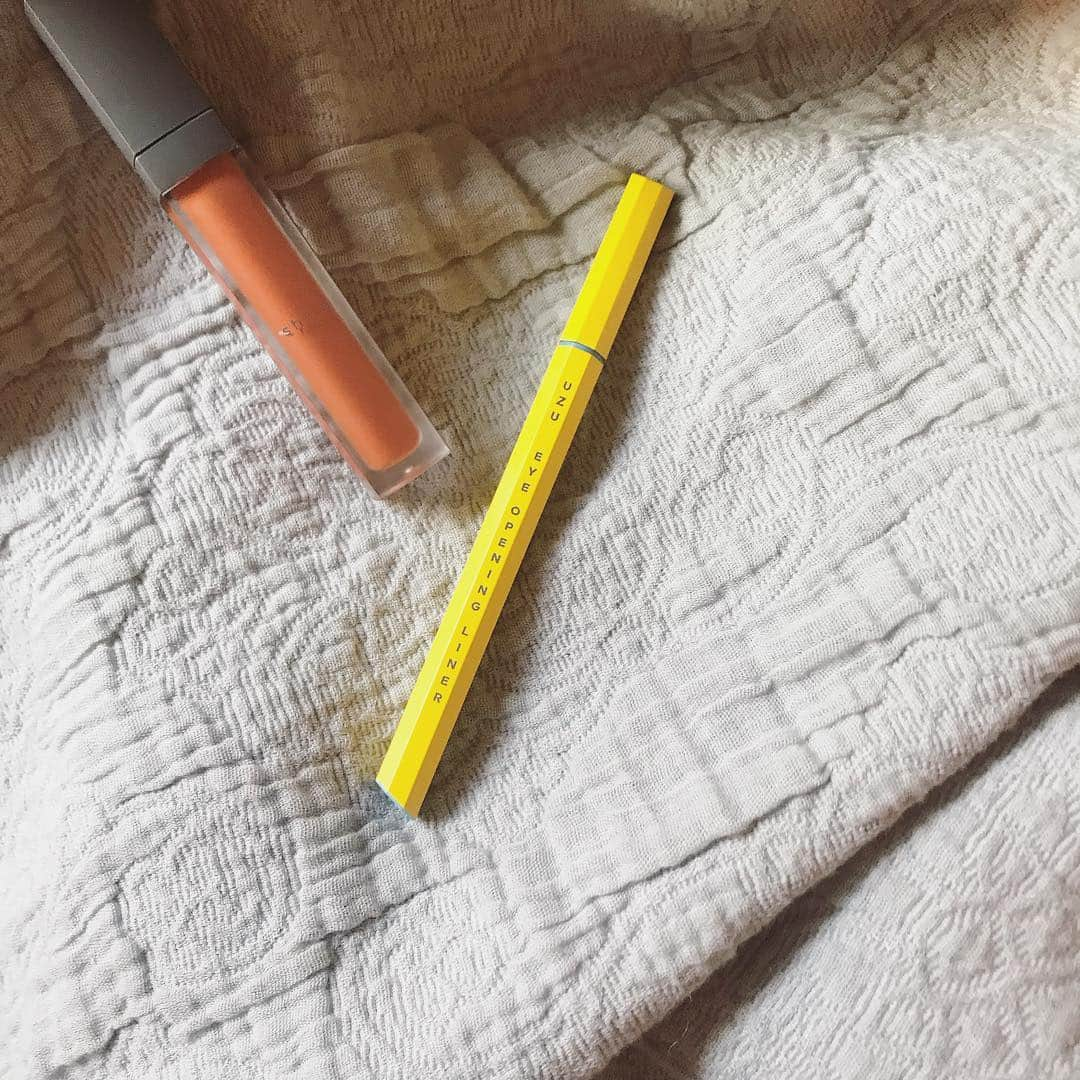 江本るり恵さんのインスタグラム写真 - (江本るり恵Instagram)「目尻だけイエローライン💛 UZUのEYE OPENING LINER YELLOW 気になって購入したけど、全然落ちなくて良い！♡ シャドウはゴールドのラメをアイホール全体に薄く(RMKだけど廃盤です🙇‍♂️近い色だとRMK インジーニアス パウダーアイズ N 17かな？) グロスはshiro ジンジャーリップバター カッパーブラウンです。 #uzu #rmk #shiro」4月2日 21時20分 - emotorurie