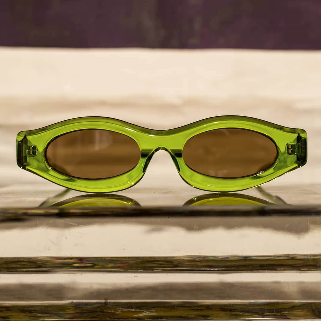 クボラムさんのインスタグラム写真 - (クボラムInstagram)「Mask Y5 in its new Acid Green color and Brown flat lenses now available at our Berlin Store and selected retailers worldwide #kuboraum #kuboraumberlinstore」4月2日 21時25分 - kuboraum
