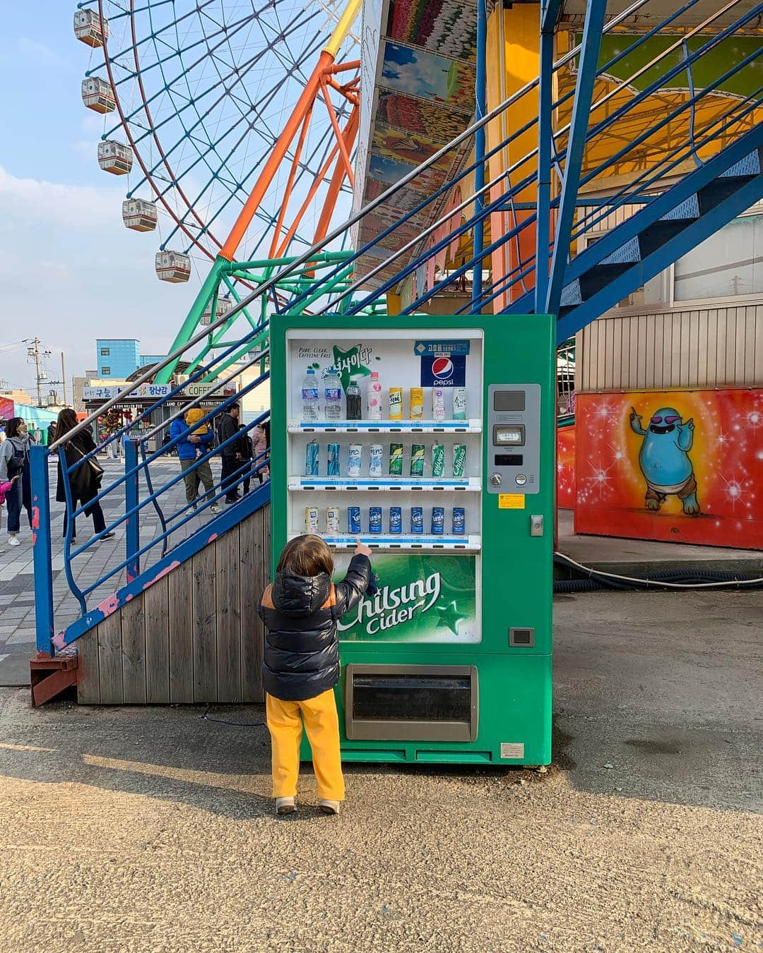 キム・ナヨンさんのインスタグラム写真 - (キム・ナヨンInstagram)「짧다, 하루가 너무 짧고 고되다. 💆🏻‍♀️ 저녁에 아이에게 꽥하고 소리 질러버렸다. 아이는 평소처럼 아이답게 찡얼거렸는데 내가 힘들고 지쳐있어서 꽥했다.  다됐구 나부터 챙기자. 💉💊🍚」4月2日 21時29分 - nayoungkeem