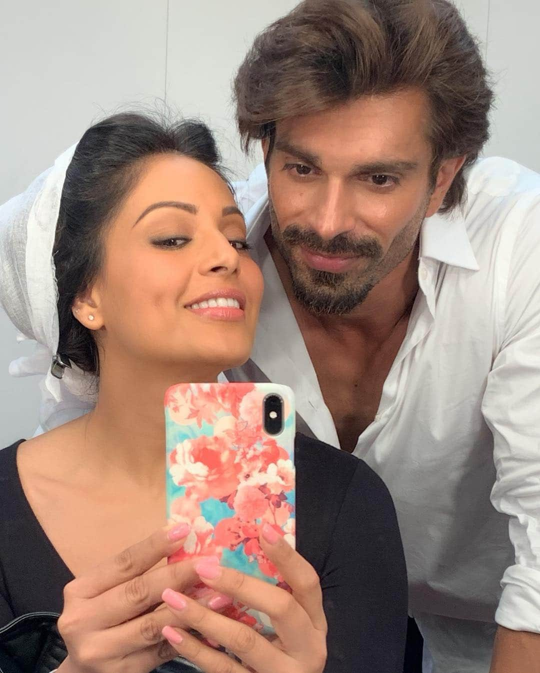 ビパシャ・バスーさんのインスタグラム写真 - (ビパシャ・バスーInstagram)「Best friend and Super fun costar @iamksgofficial ❤️ #bts of our upcoming film.❤️ #hotmumbai #monkeylove」4月2日 21時31分 - bipashabasu