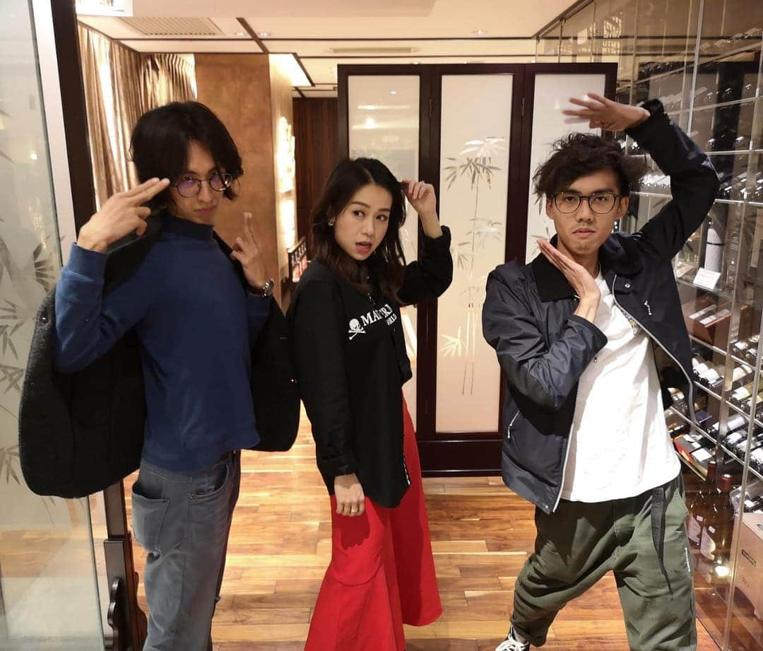 ジャクリーン・ウォンのインスタグラム：「你地d pose🤣🤣🤣。。。話要chok、原來新一代chok嘅pose係咁㗎？姐真的輸了。。。定係其實你地生活壓力太大？😅 #pay頭4 #其實個構圖幾靚」