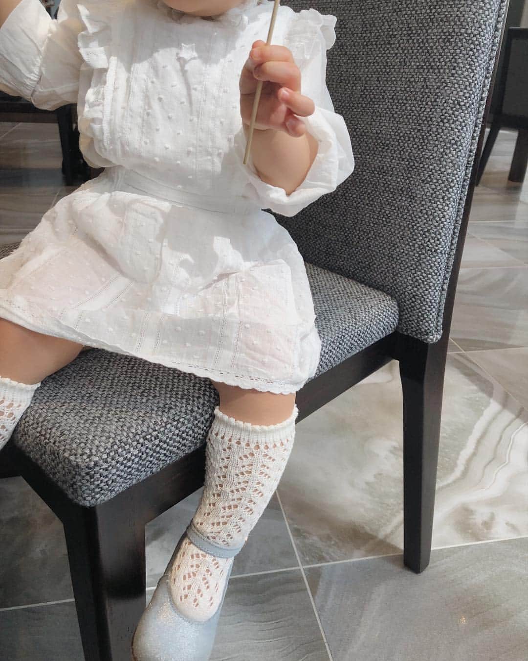 目見田早弥子のインスタグラム：「| wedding 💍 小１からの友人の 結婚式にご招待いただき奈良に帰ってきました𓈒𓂂 由香梨、おめでとう⛪️♡ 娘も呼んでもらえたので 二人で参列させていただきました！ 娘の服、どうしようかなあと思ったのですが 調べてみたところ赤ちゃんは 白でもokとのことだったので ちょうどgetしたばかりの @tocotovintage で♡ 靴は娘の誕生日プレゼントに私から贈った @repettoparis のもの🦋 可愛いと褒めてもらえて嬉しそうな娘でした⚐」