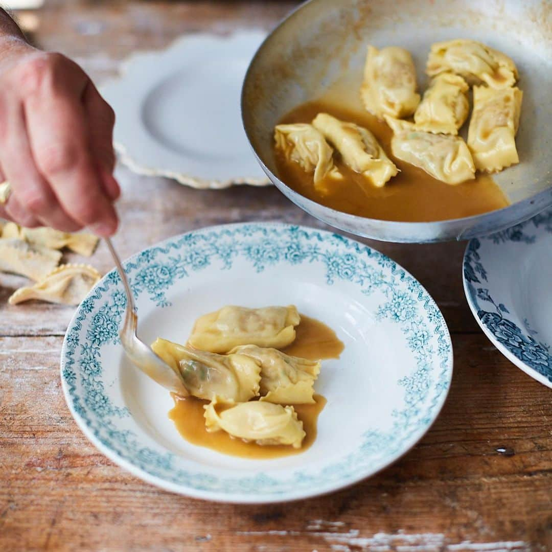 ジェイミー・オリヴァーさんのインスタグラム写真 - (ジェイミー・オリヴァーInstagram)「Amazing shots by @davidloftus from our italian travels - Agnolotti of slow roasted meats pulled and seasoned with Parmesan and herbs in a porchini broth butter delicious page 144 in Jamie cooks italy enjoy. X. X x」4月2日 21時33分 - jamieoliver