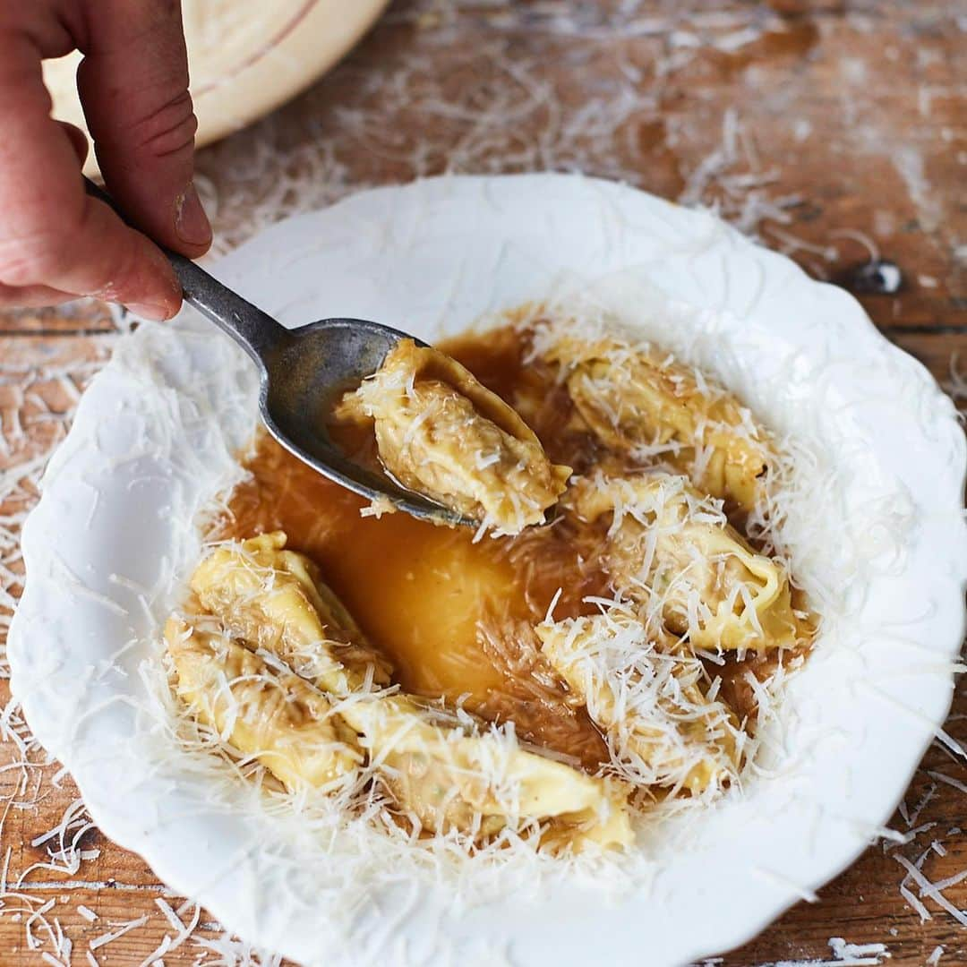 ジェイミー・オリヴァーさんのインスタグラム写真 - (ジェイミー・オリヴァーInstagram)「Amazing shots by @davidloftus from our italian travels - Agnolotti of slow roasted meats pulled and seasoned with Parmesan and herbs in a porchini broth butter delicious page 144 in Jamie cooks italy enjoy. X. X x」4月2日 21時33分 - jamieoliver