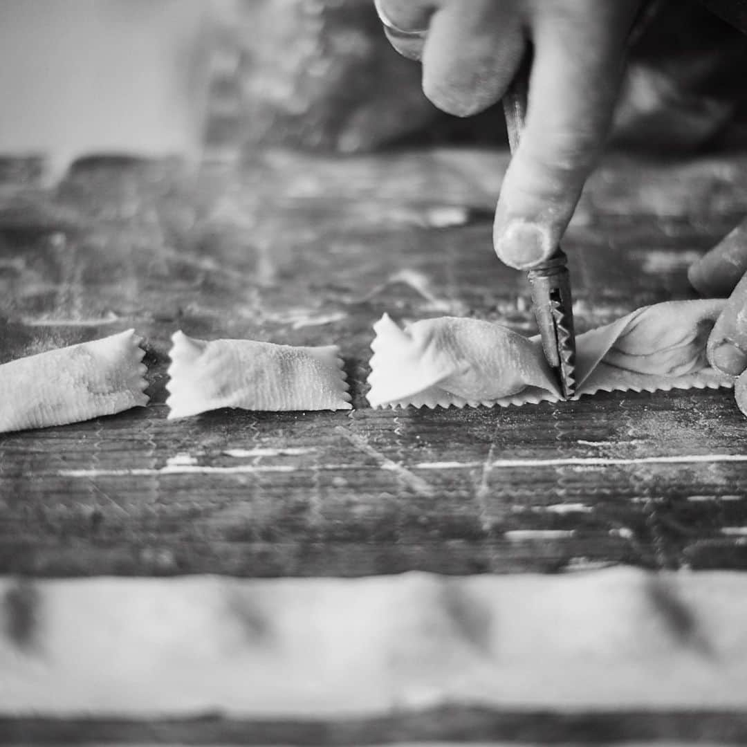 ジェイミー・オリヴァーさんのインスタグラム写真 - (ジェイミー・オリヴァーInstagram)「Amazing shots by @davidloftus from our italian travels - Agnolotti of slow roasted meats pulled and seasoned with Parmesan and herbs in a porchini broth butter delicious page 144 in Jamie cooks italy enjoy. X. X x」4月2日 21時33分 - jamieoliver