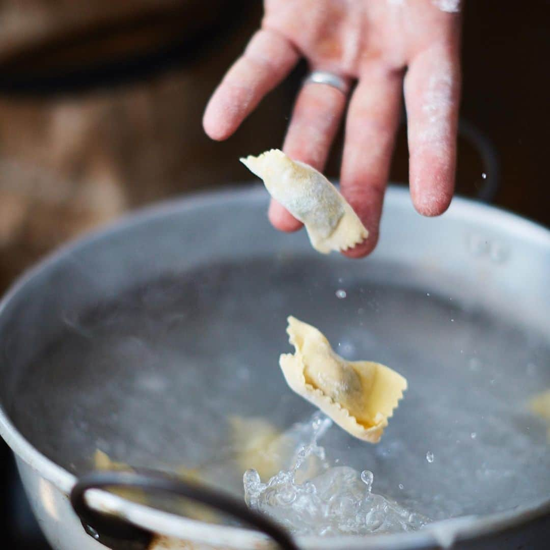 ジェイミー・オリヴァーさんのインスタグラム写真 - (ジェイミー・オリヴァーInstagram)「Amazing shots by @davidloftus from our italian travels - Agnolotti of slow roasted meats pulled and seasoned with Parmesan and herbs in a porchini broth butter delicious page 144 in Jamie cooks italy enjoy. X. X x」4月2日 21時33分 - jamieoliver