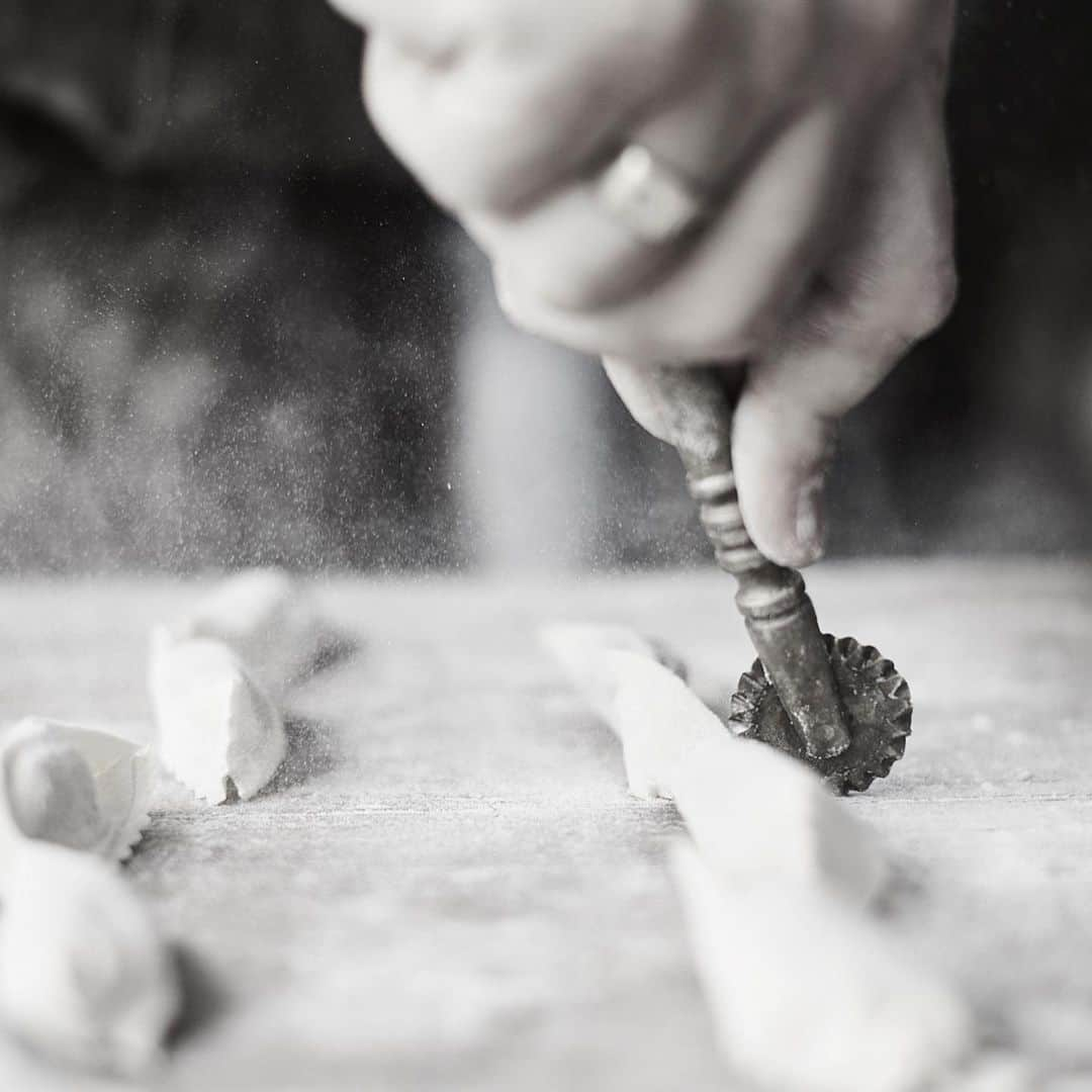 ジェイミー・オリヴァーさんのインスタグラム写真 - (ジェイミー・オリヴァーInstagram)「Amazing shots by @davidloftus from our italian travels - Agnolotti of slow roasted meats pulled and seasoned with Parmesan and herbs in a porchini broth butter delicious page 144 in Jamie cooks italy enjoy. X. X x」4月2日 21時33分 - jamieoliver