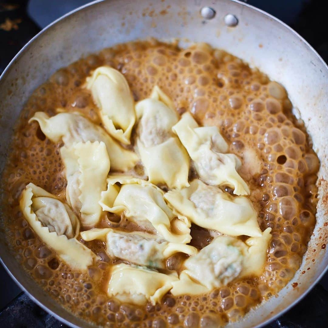 ジェイミー・オリヴァーさんのインスタグラム写真 - (ジェイミー・オリヴァーInstagram)「Amazing shots by @davidloftus from our italian travels - Agnolotti of slow roasted meats pulled and seasoned with Parmesan and herbs in a porchini broth butter delicious page 144 in Jamie cooks italy enjoy. X. X x」4月2日 21時33分 - jamieoliver