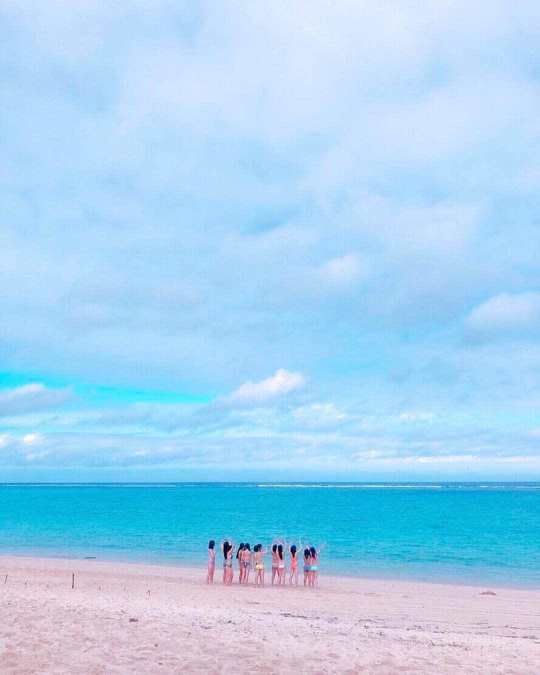 虹のコンキスタドールさんのインスタグラム写真 - (虹のコンキスタドールInstagram)「「愛をこころにサマーと数えよ」MV公開です！7/10発売！ 今年も虹コンは水着でござります〜！ 12月の沖縄で撮ったよ、外で踊るには汗がじんわり滲むくらいのちょうどいい気温でした！ 5th Anniversary Single ということで、 虹コンにとって、この夏とても大切な曲、期間になります。  なんと7/13.14.15  の結成5周年ツアーと 7/21 神奈川県民ホールにて初の生バンドライブ決定しました。  7/13は「ジャポニジフェス」お祭り 7/14は結成日、丁度5年の大切なワンマン 7/15はその公演を大阪でさせていただきます  7/21神奈川県民ホールは、過去最大キャパへの挑戦、生バンドライブという虹コンの新しい境地を開きます  まさか自分が5年もここにいるとは結成当初思っていなかったし、ここまで大きな会場にチャレンジできるとこまで来れるとは まあ来る気ではいたんですけど！  だけど虹コンなら確実に行けると思っています 詳しくはブログにも書いたので是非読んでいただきたいのですが  この夏、虹コンと過ごしませんか？？？ 必ず幸せにします！！！！ #ニジスタグラム #虹コン #2zicon #的場華鈴  #虹コンで絶対に夢を叶える」4月2日 21時35分 - 2zicon