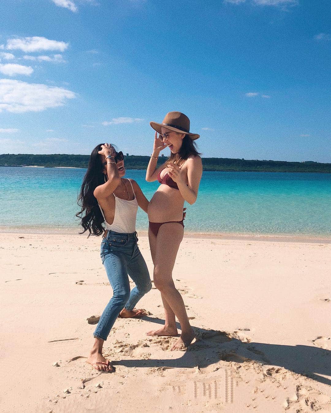のインスタグラム：「. 明日は検診👶 今週で臨月を迎えて来週から正産期か🥺🌈 なんか十月十日ってあっとゆうまだなぁ〜。 安定期入ってすぐ行った沖縄も遠い昔のようだ🤣 この頃の体重が思い出せないくらい増えて 今はどすこい状態🦶🏻 産まれたら絶対体型戻すって誓わなきゃ💪  今は毎日痛いくらいに動き回る👶との時間を大事に元気に産まれて来てくれることを願うのみ🦄❤️. 仕事も退社して、毎日暇で暇ですることない。 日々する事って言ったらランチくらいだよね〜🍴 後なんだろう。 映画と、ぶらぶらお散歩とカフェ巡りくらい🌈 みんな臨月入ったら何してるんだろう。 みんなランチ付き合って〜ね🥰🍴」