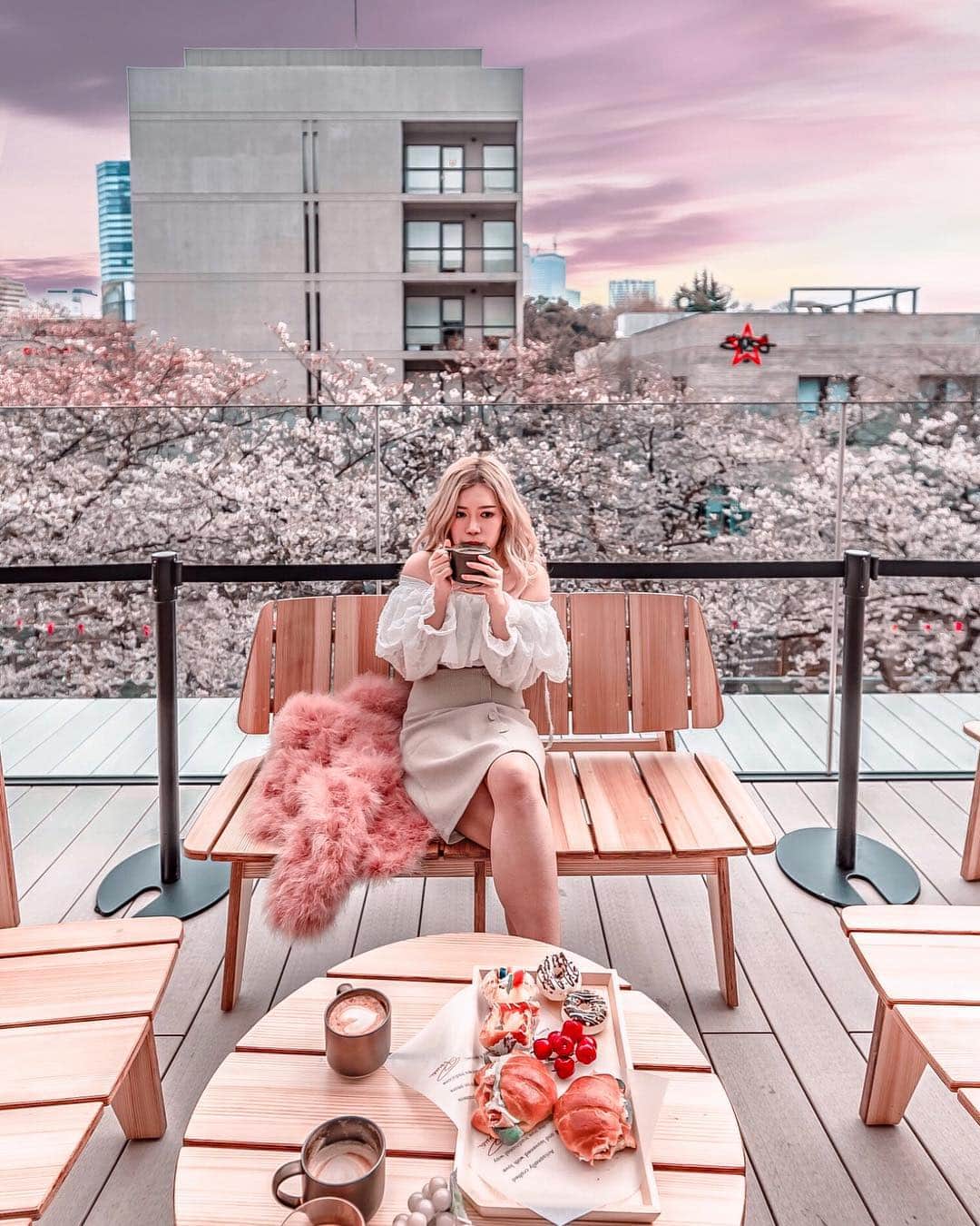 Stella Leeさんのインスタグラム写真 - (Stella LeeInstagram)「Just had to visit the new opened biggest starbuck in the whole world, which is located conveniently next to Meguro River with full bloomed Sakura. Better come fast while sakura is still blooming, or save this for your next year reference 🌸❤️ #sakura #sakuraintokyo #sakuratokyo #桜」4月2日 21時39分 - stellalee92