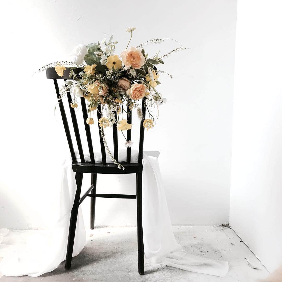 플로리스트 이주연 florist Lee Ju Yeonさんのインスタグラム写真 - (플로리스트 이주연 florist Lee Ju YeonInstagram)「. . #체어장식 . . miss you 💛 . #수업문의 #주문예약 #lesson #Order  Katalk ID vaness52 클래스상시모집 당일꽃주문가능 WeChat ID vaness_flower E-mail vanessflower@naver.com . 강남구 신사동 515-2 📞02-545-6813 . #vanessflower #florist #flowershop #handtied #flowerlesson #花束 #花束包装 #바네스플라워 #플라워카페 #플로리스트 #꽃다발 #부케 #플로리스트학원 #신사동꽃집 #신사역꽃집 #꽃꽂이수업 #플라워레슨 #꽃다발포장법 #꽃수업 #꽃주문 #하우스웨딩 #대관 #카페대관 #강남카페대관 .」4月2日 21時39分 - vanessflower