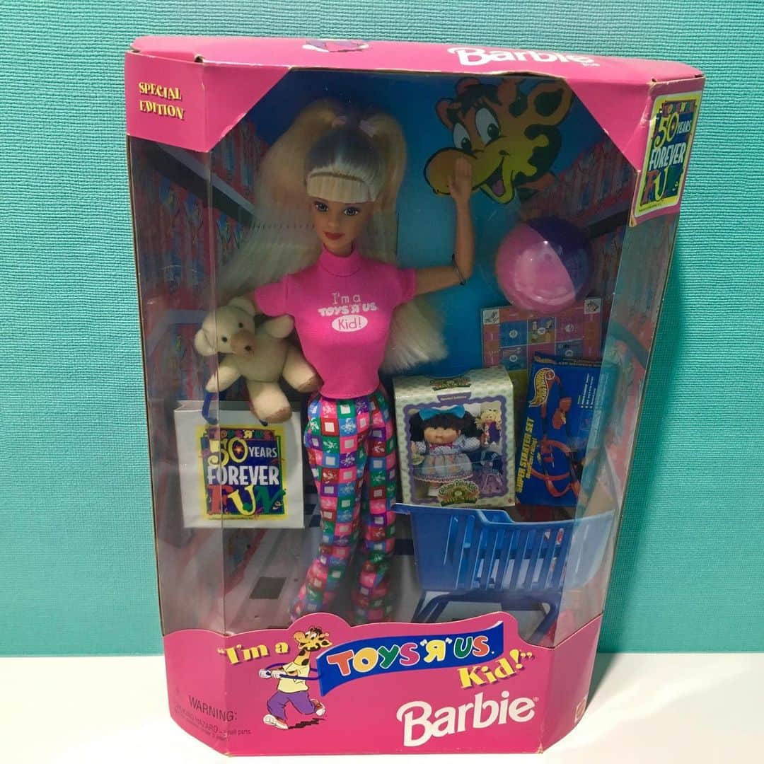 オクヒラテツコ（ぺこ）さんのインスタグラム写真 - (オクヒラテツコ（ぺこ）Instagram)「家にいるバービーのなかでも特にお気に入りのトイザらスバービー🦒💘 #barbie #barbiedoll #90s #toysrus #correction #toy」4月2日 21時41分 - pecotecooo