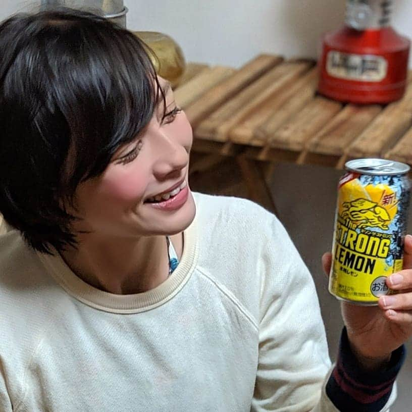 芳美リンさんのインスタグラム写真 - (芳美リンInstagram)「たまにはお家でカンパイ！  1日を気持ちよく締められるお酒、、🍺 キリン・ザ・ストロングが新しくなりました👏  レモン味、すきっと爽やかで  おいしいー✨  今、俄然断捨離と模様替え頑張り中！  疲れた身体にレモンで元気注入。  家でもキャンプ気分が味わえるような空間を作るぞ☺  @kirin_brewery #PR  #キリンザストロング #本日も気持ちよくおしまい #キリンのストロング  #レモン派 #キャンプ#キャンプグッズ#アウトドア#アウトドア女子#キャンプギア #丁寧な暮らし」4月2日 21時43分 - lynn.lynn5