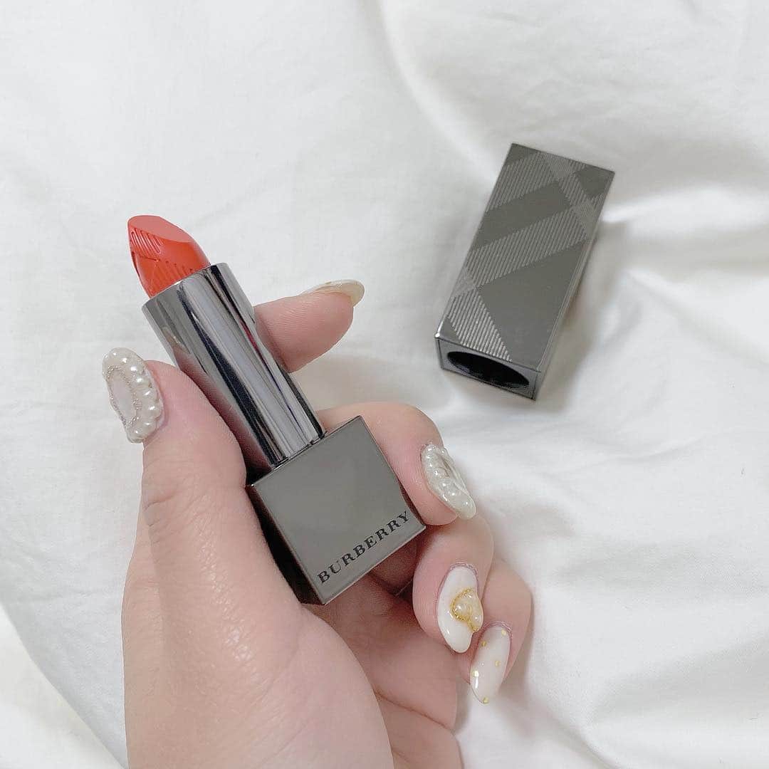 向井地美音さんのインスタグラム写真 - (向井地美音Instagram)「* 去年海外で買ったけどまだ使えてない…💄 リップまでバーバリーチェックなの可愛すぎない？ #burberry #lipstick」4月2日 21時54分 - ___mion.m