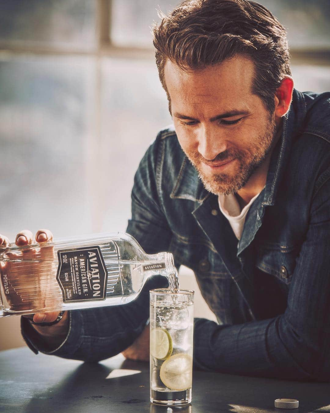 ライアン・レイノルズさんのインスタグラム写真 - (ライアン・レイノルズInstagram)「Aviation Gin is just vodka after its wish was granted. @aviationgin #AviationOwner 📷: @guyaroch」4月2日 21時47分 - vancityreynolds