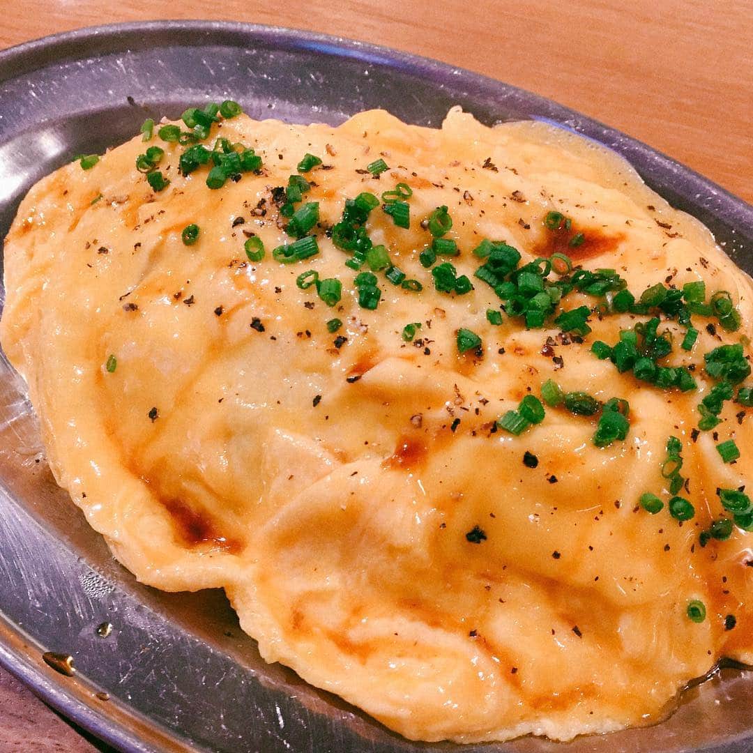 梅津有希子さんのインスタグラム写真 - (梅津有希子Instagram)「大阪ひとりメシ。ホテル近くのクラフトビールのお店。オムライス炒飯、大阪で流行ってるのかな？ いくつかのお店で見かけた。食べきれないのでハーフサイズにしてもらった😀 #オムライス #大阪」4月2日 21時48分 - y_umetsu