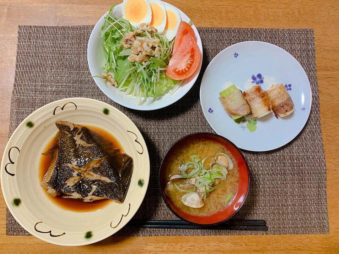 のインスタグラム：「今日の献立🍚  カレイの煮付け あさりのお味噌汁 長ネギの豚バラ巻き サラダ🥗  #宮脇詩音 #シェアザハッピー #最近夜は炭水化物抜き」