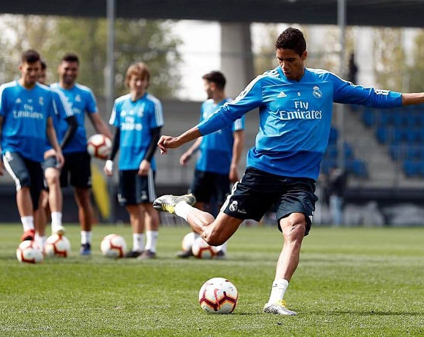 ラファエル・ヴァラーヌさんのインスタグラム写真 - (ラファエル・ヴァラーヌInstagram)「⚽️👊🏾💥 #TeamVarane」4月2日 21時50分 - raphaelvarane