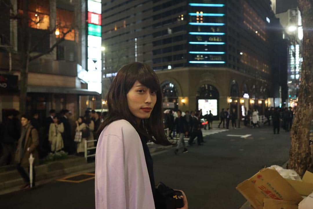 池田直人さんのインスタグラム写真 - (池田直人Instagram)「【人間図鑑 no.99】 「銀座コリドー街でナンパ待ちする女」  名前:畑中美香子  年齢:28歳  職業:丸の内のOL  趣味:金曜に飲み行く  特徴:「ナンパされなきゃ女じゃない」って言う  口癖「えーいいけどお〜」 #人間図鑑 #畑中美香子 #銀座 #華金 #コリドー #コリドー街 #ナンパスポット #細いベルトしてる #女子同士で集まるとSNSに一旦スタバ載せる #横目でみる #歩きながら断る #大きめのストラップをつけておく #紙袋持ってる #タクシースポットわかりにくい #ハブの前人たまる #男スーツ着てるけど本当に働いてるかわからん #荷物なるべく少なく #友達と離れちゃう #同僚と会う」4月2日 21時51分 - ikenao0919