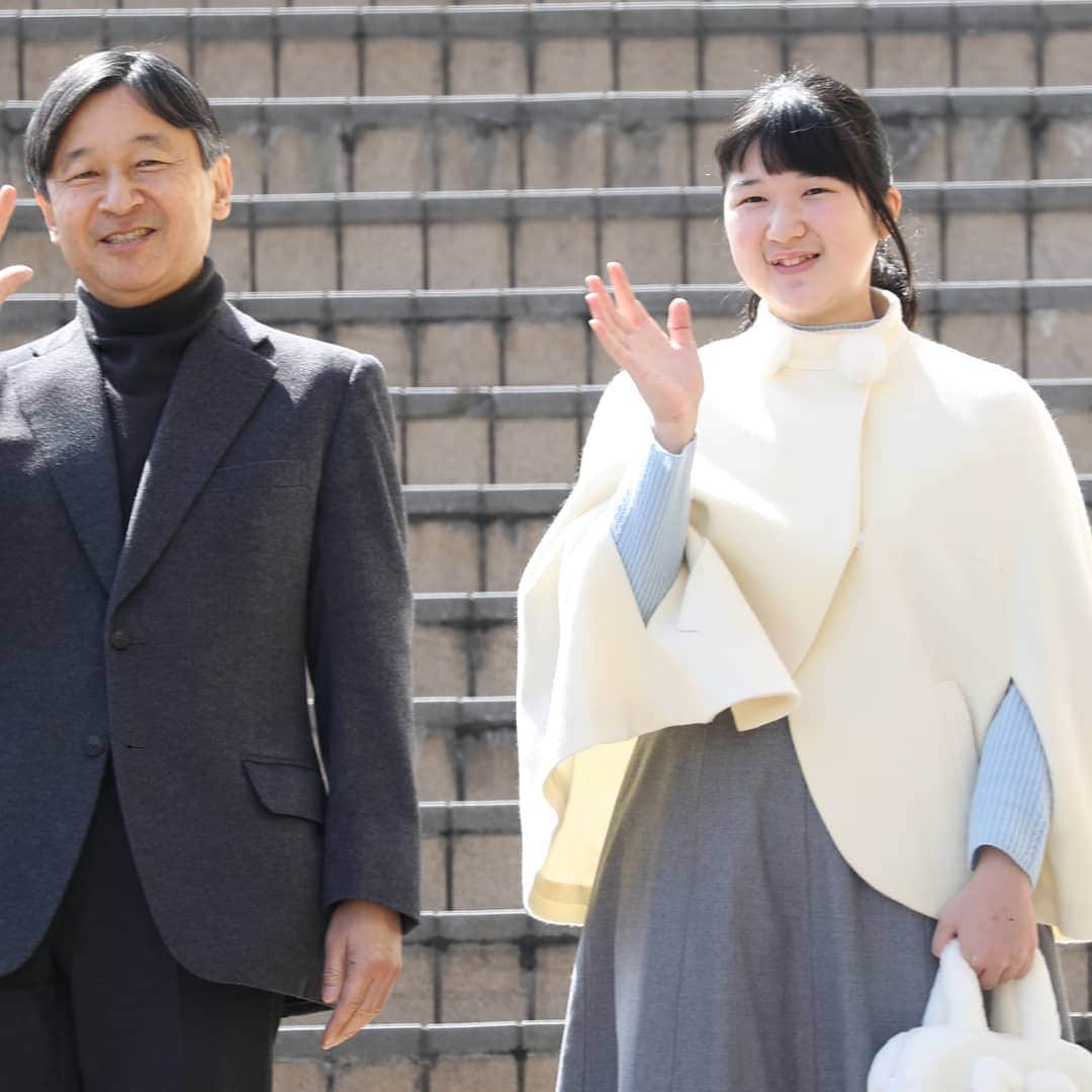 女性自身 (光文社)さんのインスタグラム写真 - (女性自身 (光文社)Instagram)「【愛子さま「令和への決意」美智子さまに花束のサプライズ！】 （C）JMPA 4月末のご退位まで重要な儀式が続き、両陛下は忙しい日々を過ごされている。そんな中、両陛下を喜ばせる出来事があった。 「3月17日に、天皇陛下の即位30年と美智子さまとのご成婚60年を祝う非公開の昼食会が東宮御所で行われました。その最後に、両陛下を労う“サプライズ”のプレゼントが用意されていたのです」（宮内庁関係者） ※詳細はプロフィールのリンクからWEB女性自身へ スクープダイジェストをストーリーで公開中！  #愛子さま #令和 #天皇陛下 #美智子さま #サプライズ #プレゼント #東宮御所 #皇室 #女性自身 #いいね #フォロー」4月2日 21時52分 - joseijisin