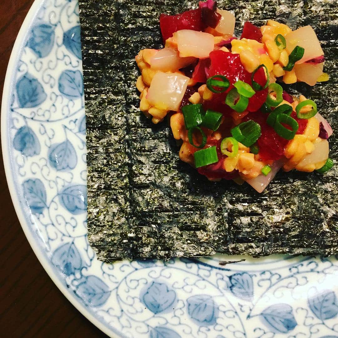 志摩有子さんのインスタグラム写真 - (志摩有子Instagram)「五色納豆にハマる。香りのいい海苔で包んで食す。 #簡単おつまみ」4月2日 21時52分 - ariko418